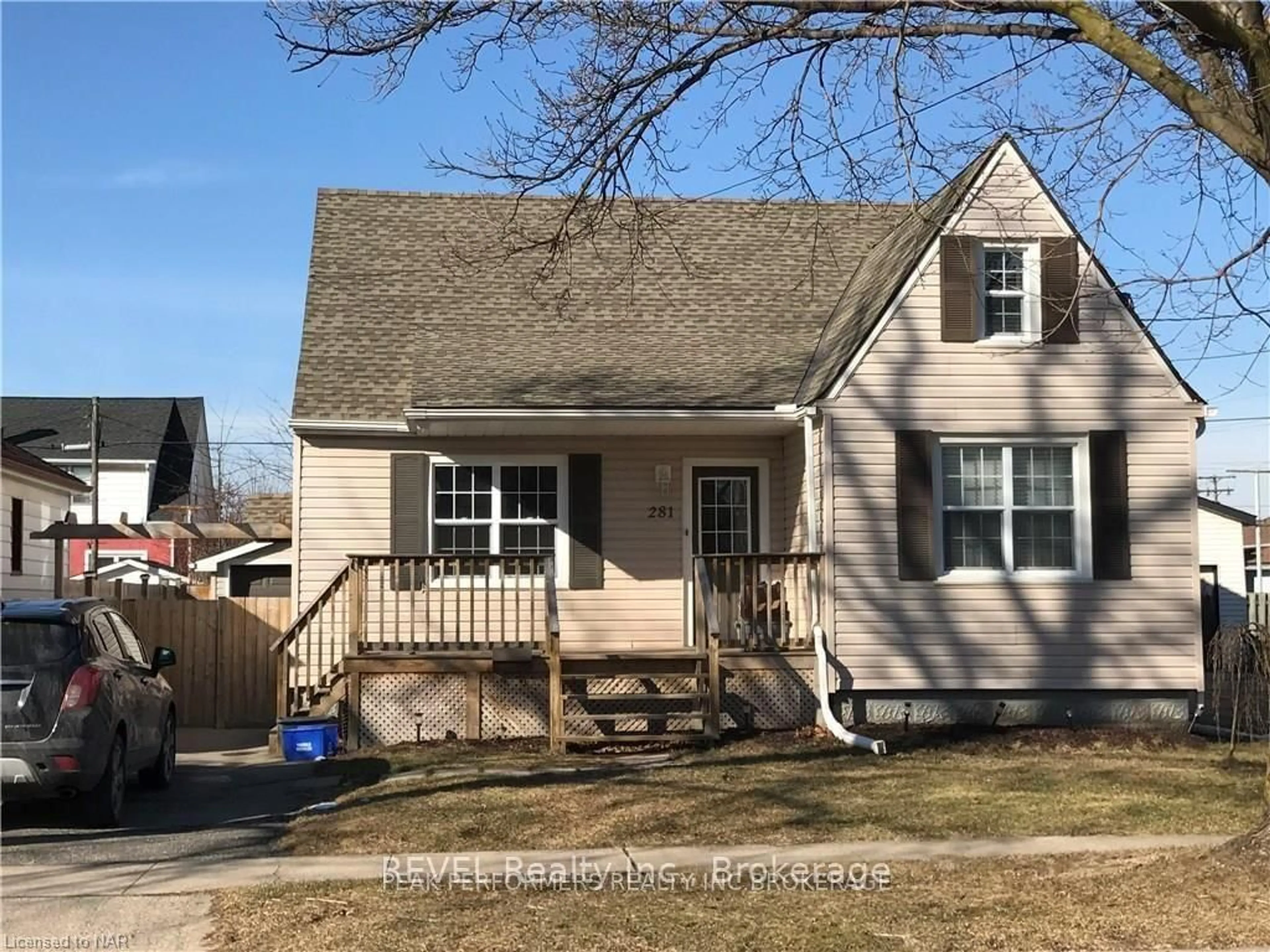 Home with vinyl exterior material, street for 281 Wallace Ave, Welland Ontario L3B 1R8