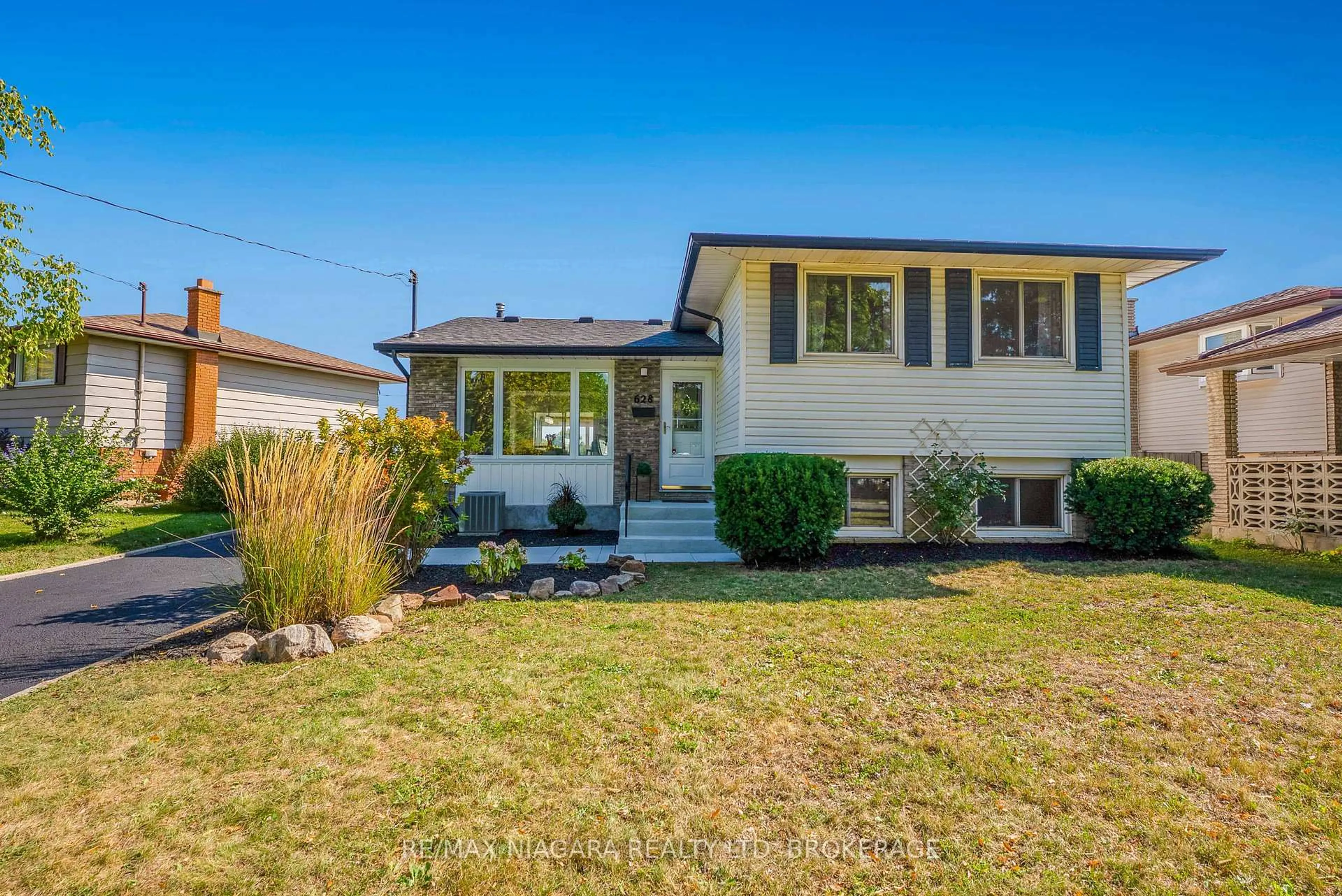 Home with vinyl exterior material, street for 628 Bunting Rd, St. Catharines Ontario L2M 2Z8