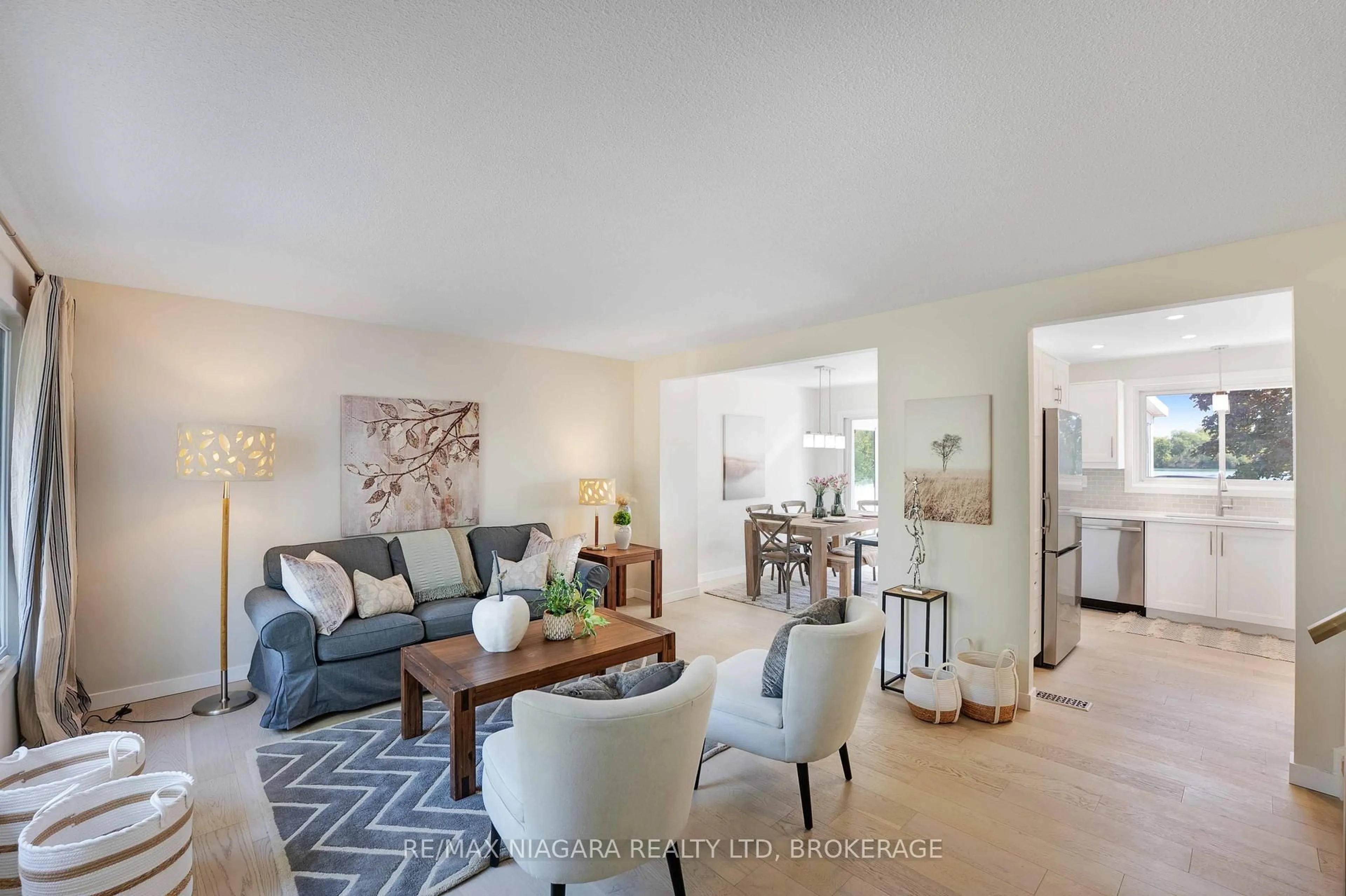 Living room with furniture, unknown for 628 Bunting Rd, St. Catharines Ontario L2M 2Z8