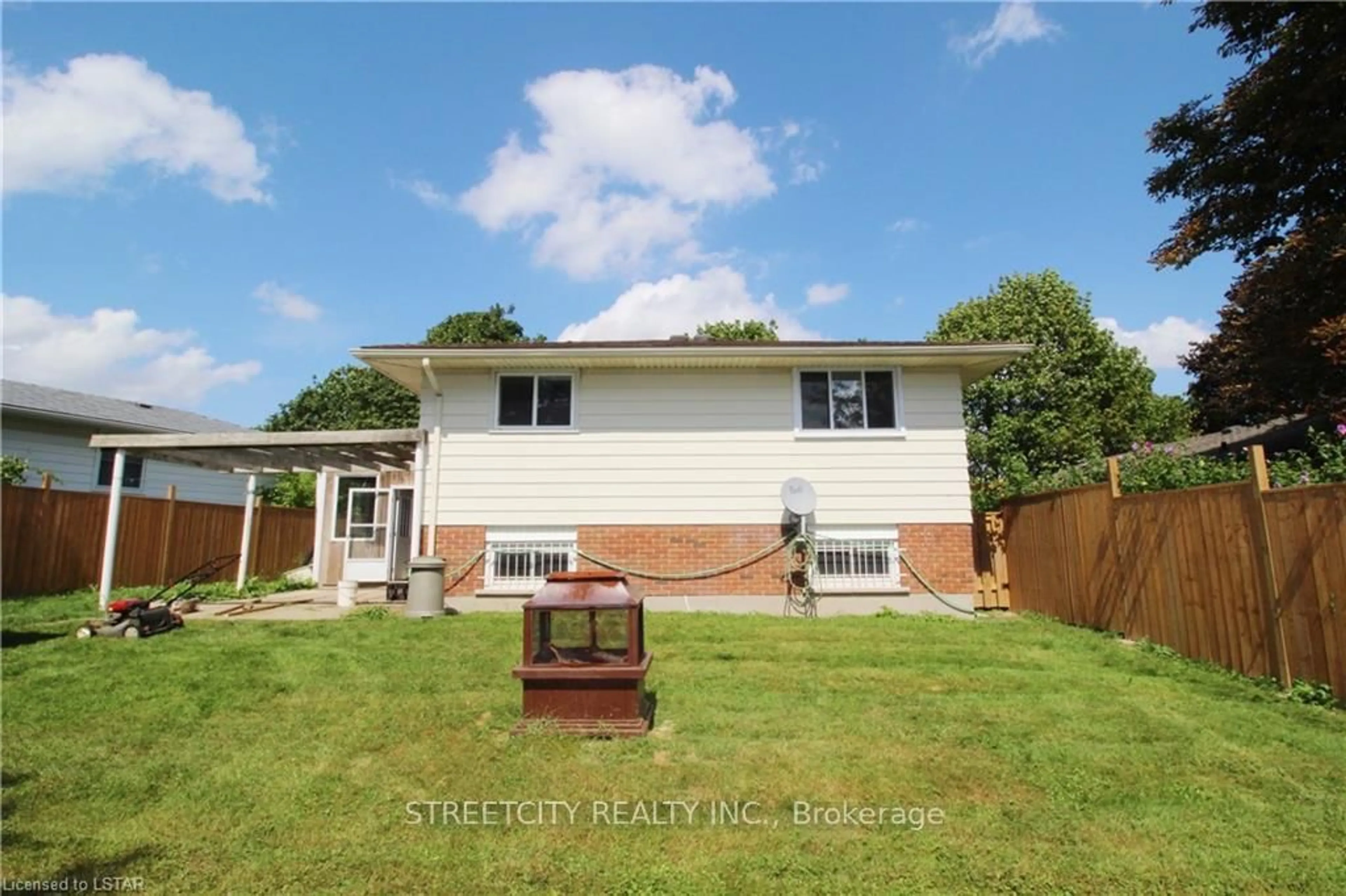 A pic from outside/outdoor area/front of a property/back of a property/a pic from drone, unknown for 102 Paperbirch Cres, London North Ontario N6G 1L7