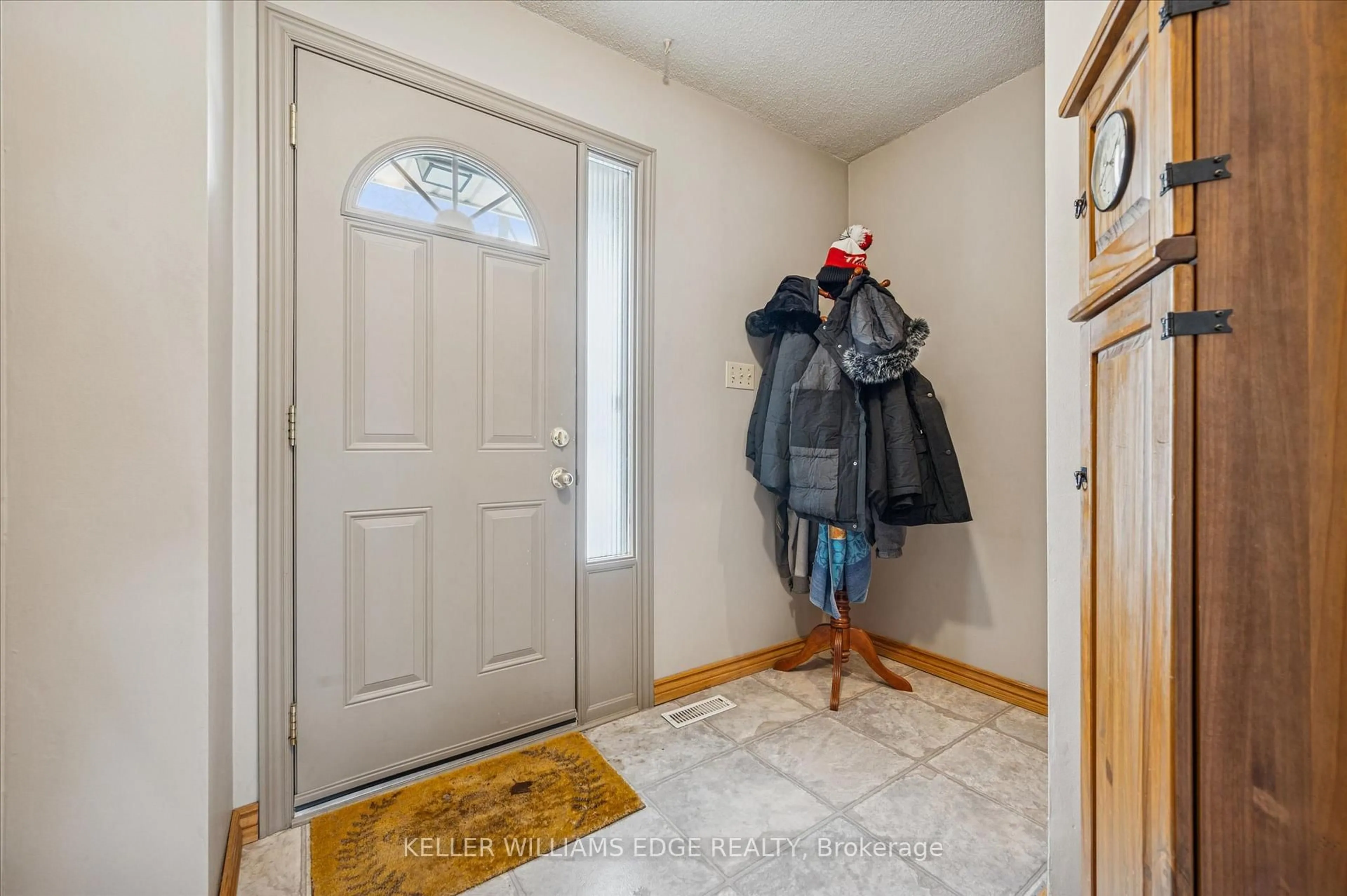 Indoor entryway for 51 Paulander Dr #31, Kitchener Ontario N2M 5E5