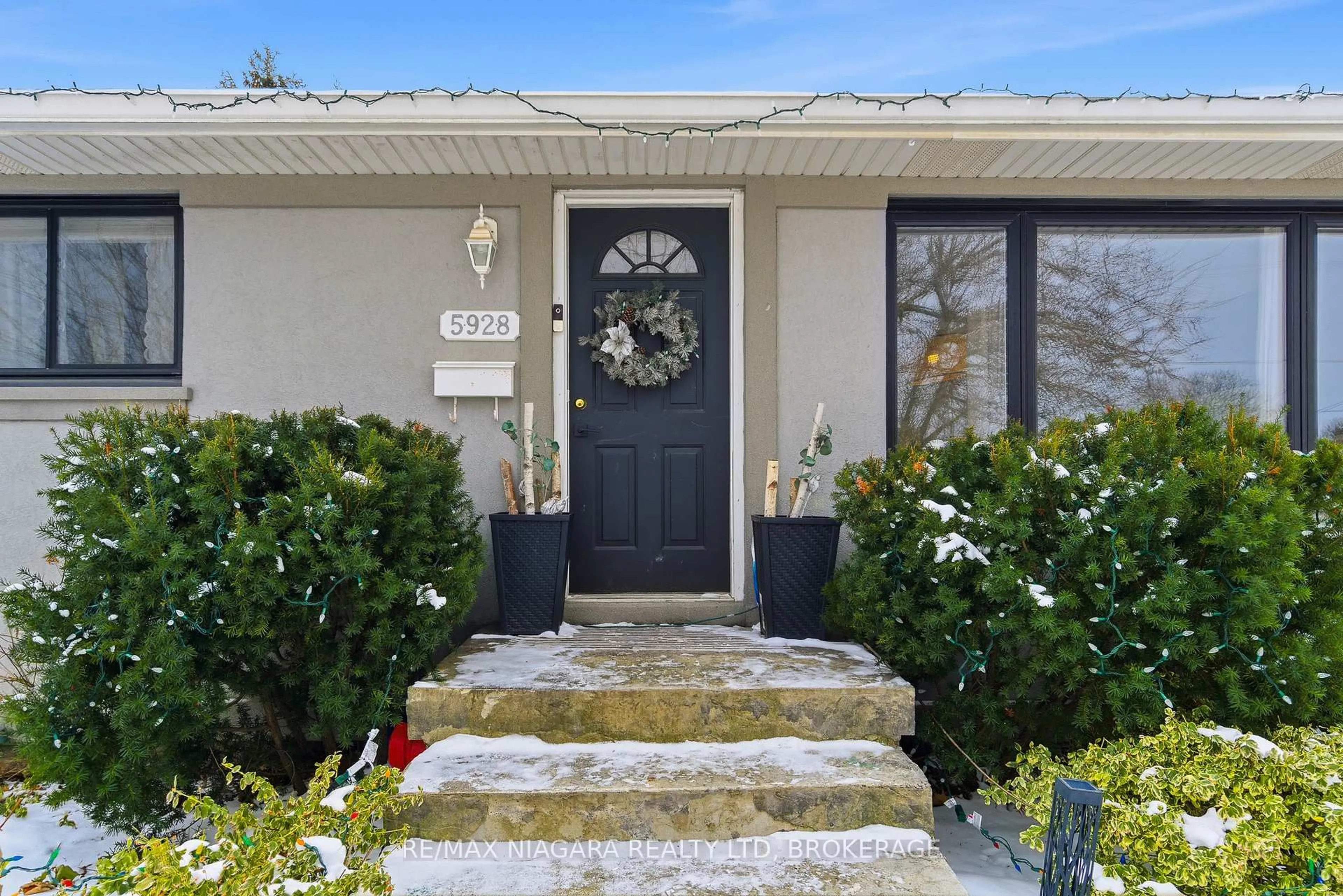 Indoor entryway for 5928 Carman St, Niagara Falls Ontario L2J 1S1