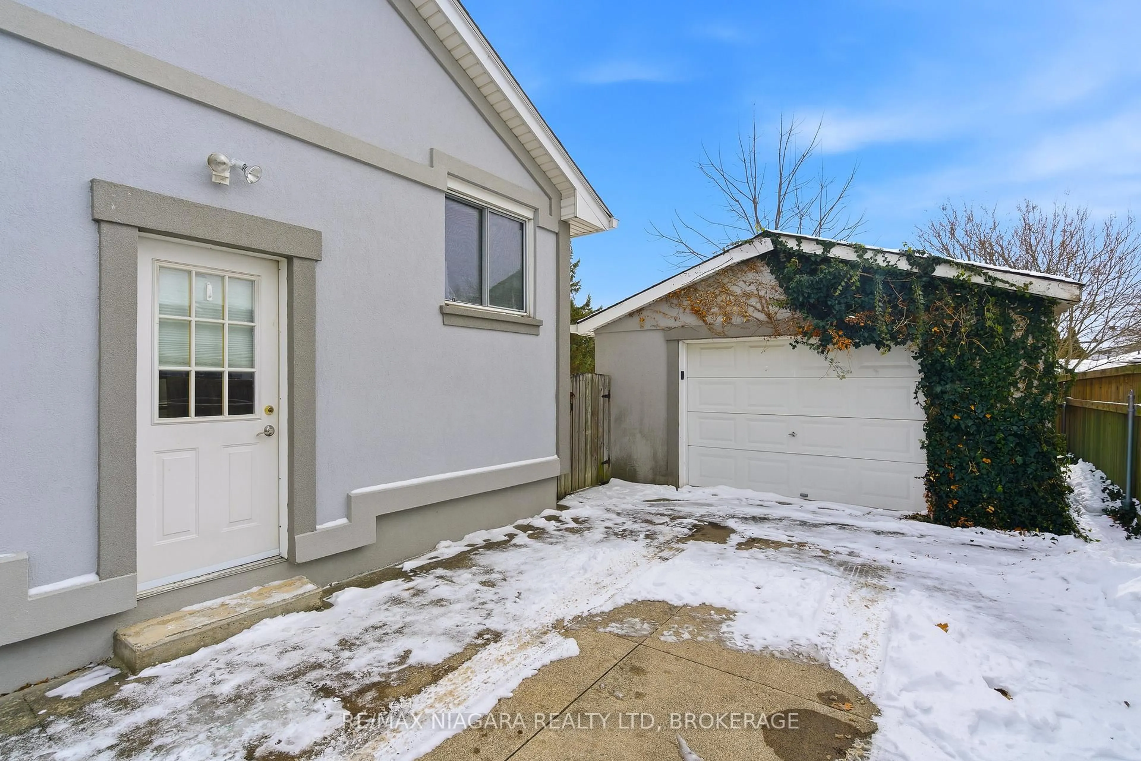 Unknown for 5928 Carman St, Niagara Falls Ontario L2J 1S1