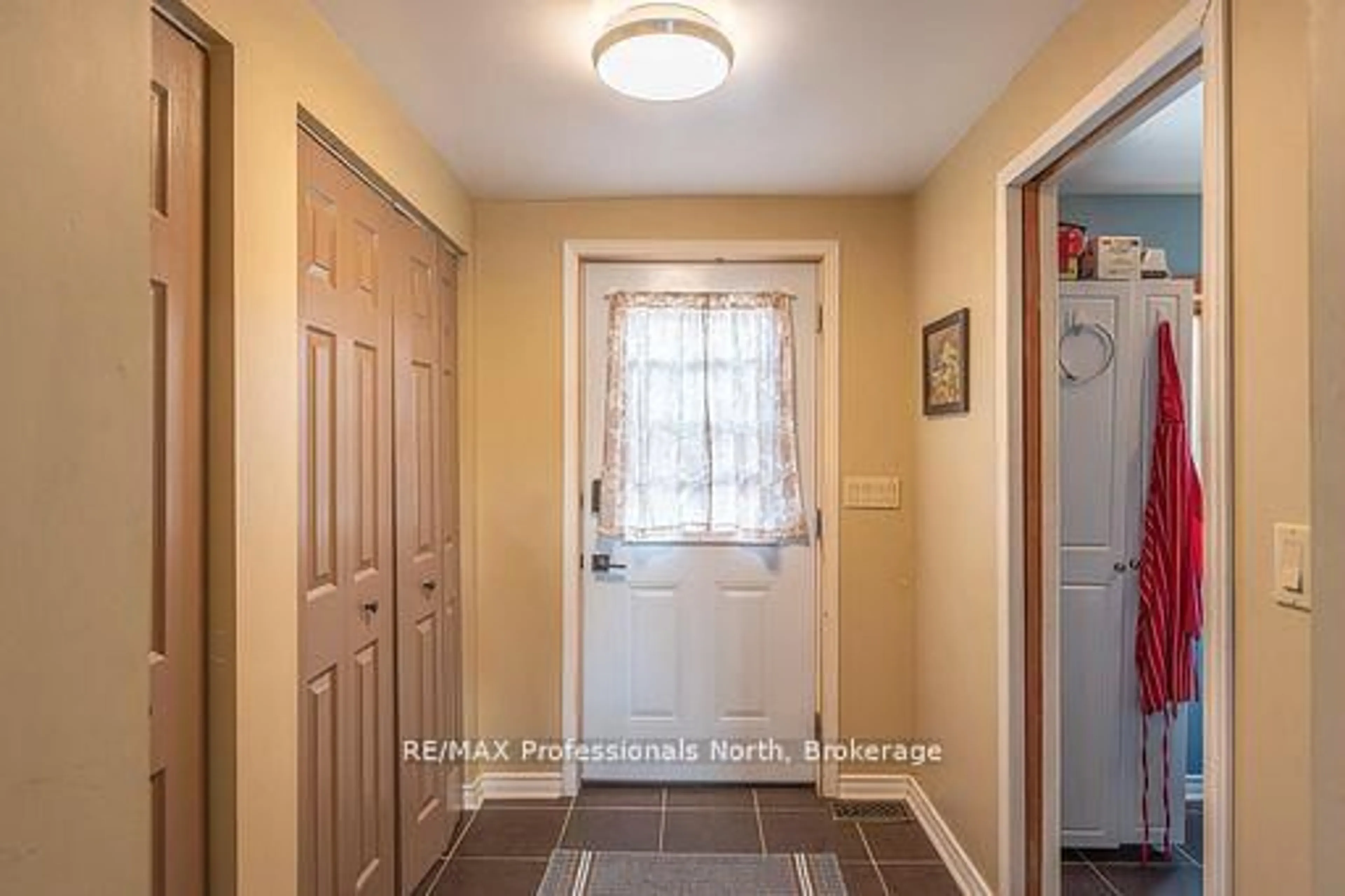 Indoor entryway for 1110 Sedgwick Rd, Minden Hills Ontario K0M 2K0