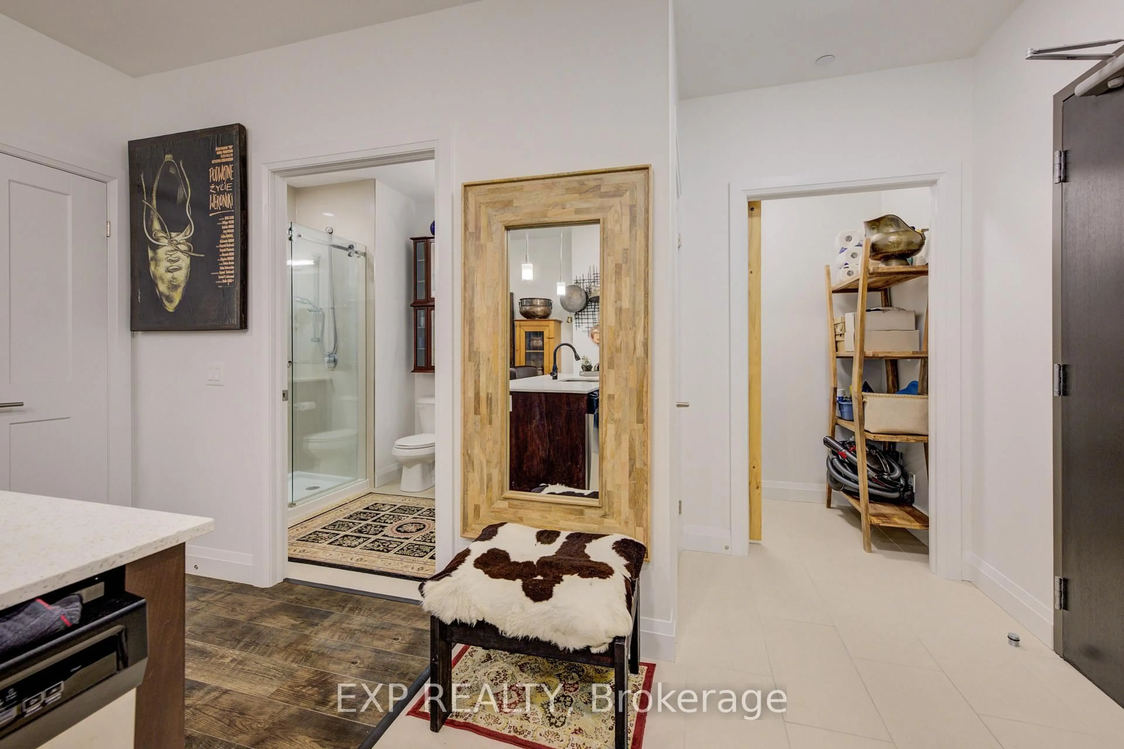 Indoor entryway for 399 Queen St #417, Kitchener Ontario N2G 0C4