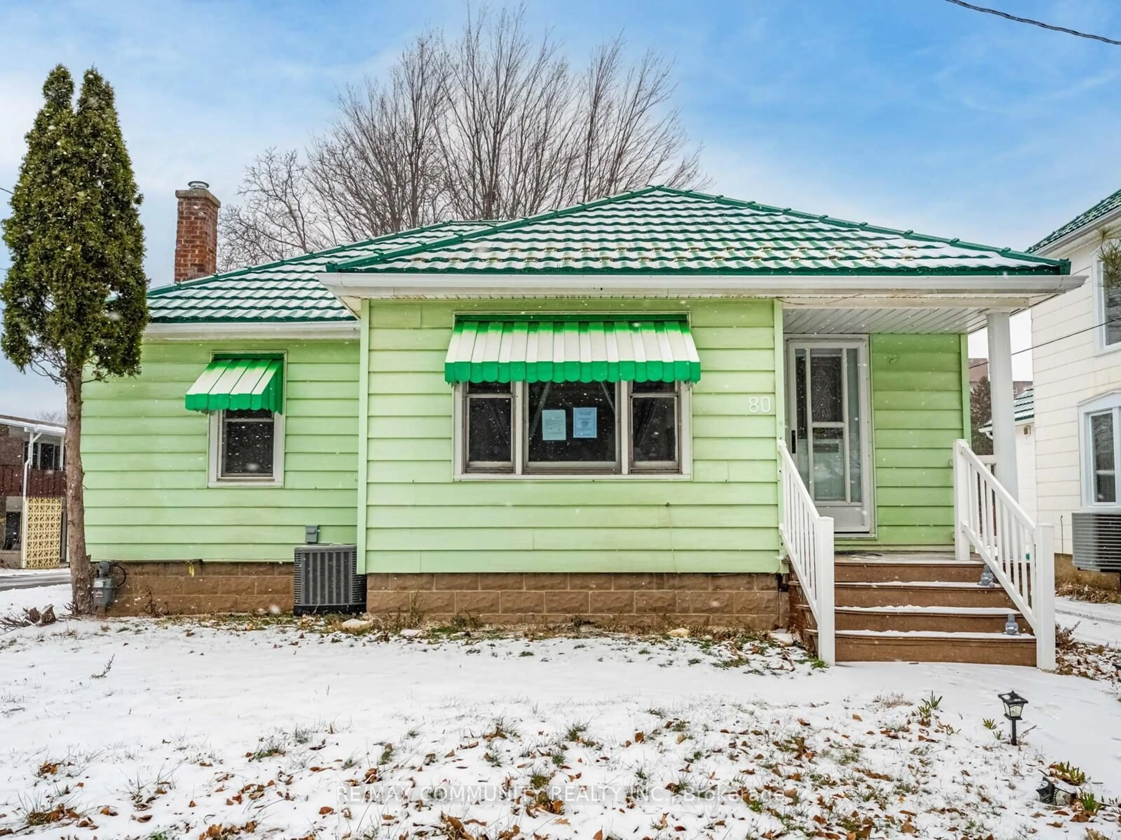 Home with vinyl exterior material, street for 80 Livingston Ave, Grimsby Ontario L3M 1L5