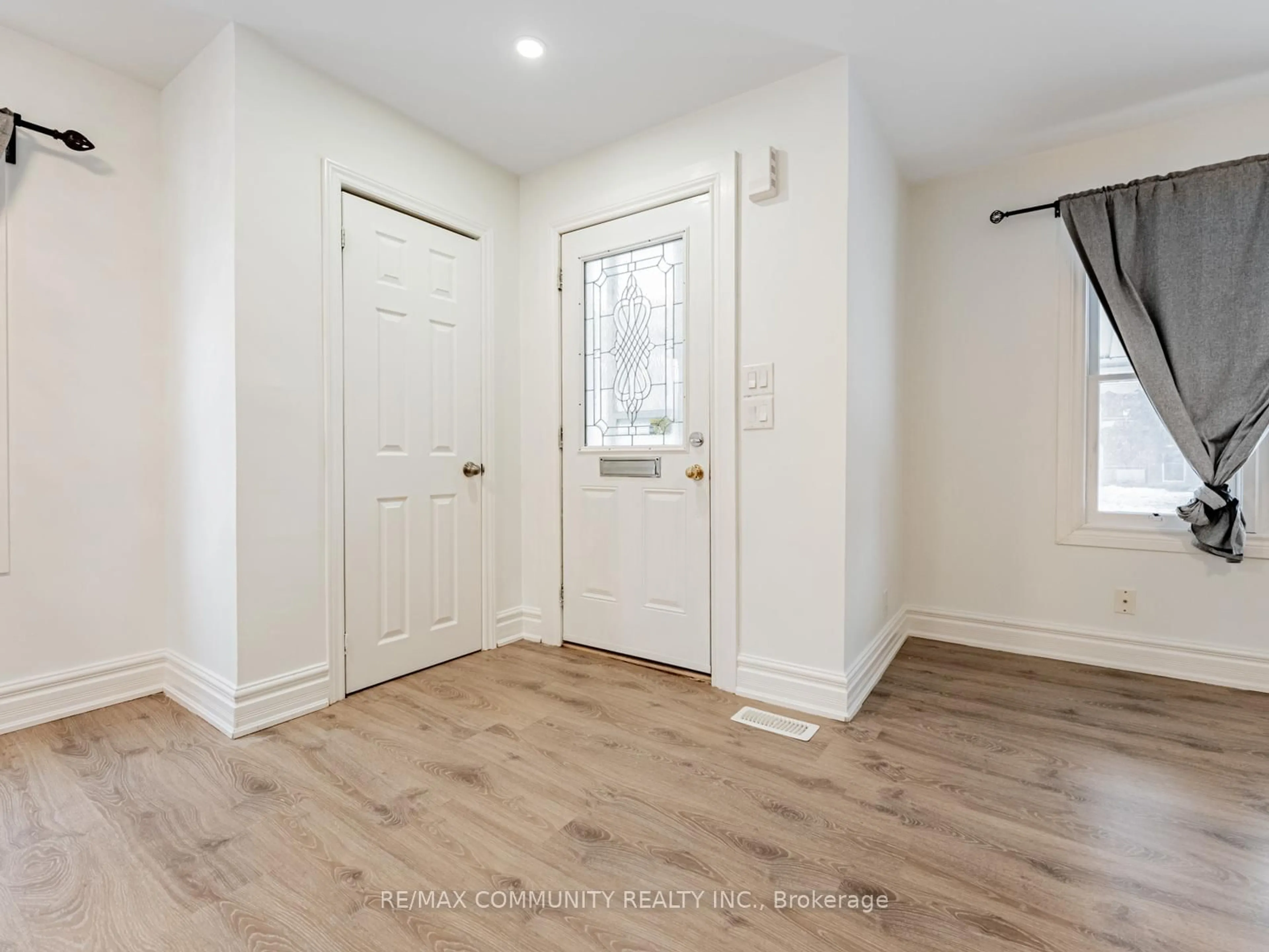 Indoor entryway for 80 Livingston Ave, Grimsby Ontario L3M 1L5