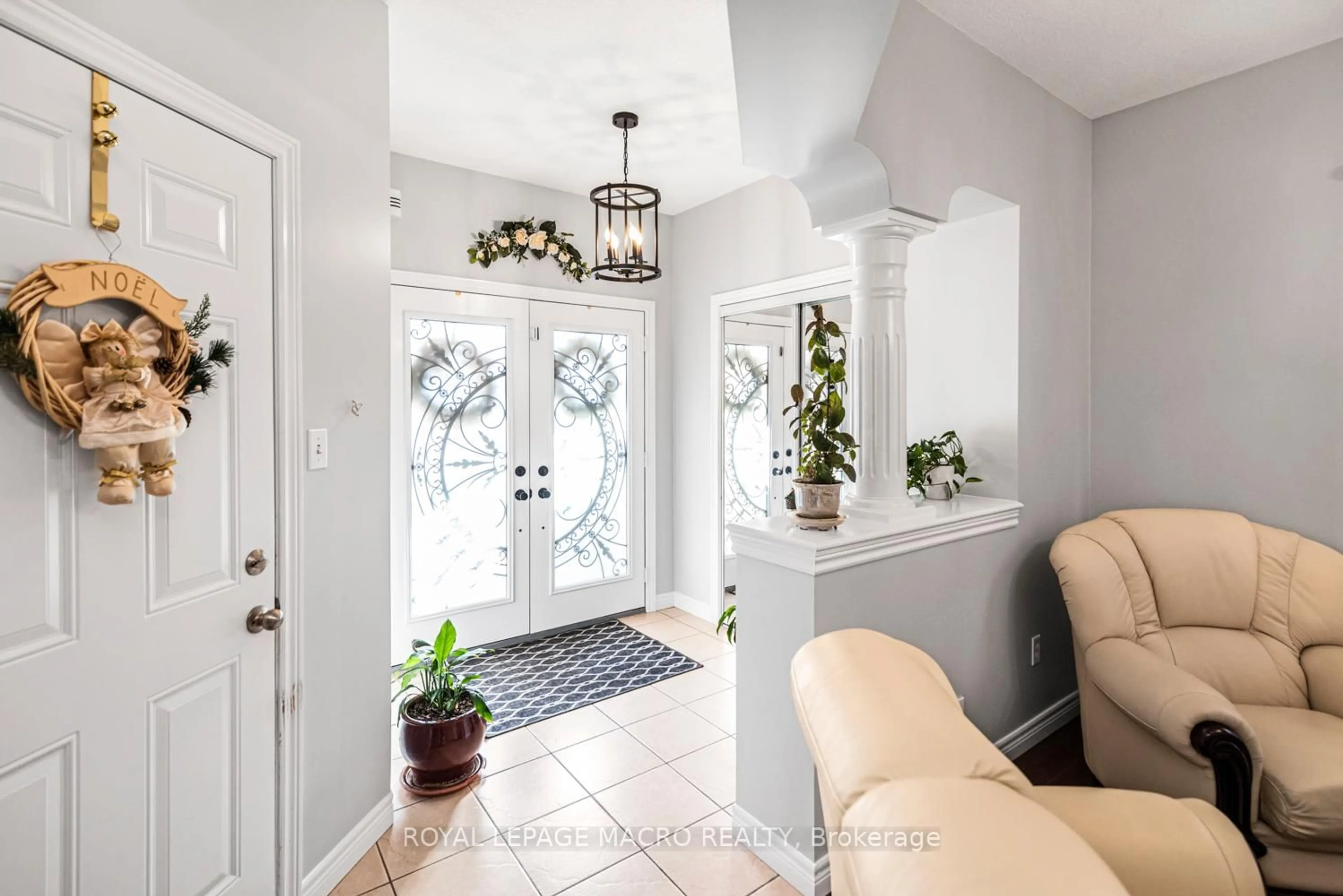 Indoor entryway for 102 Erika Cres, Hamilton Ontario L8W 0A2
