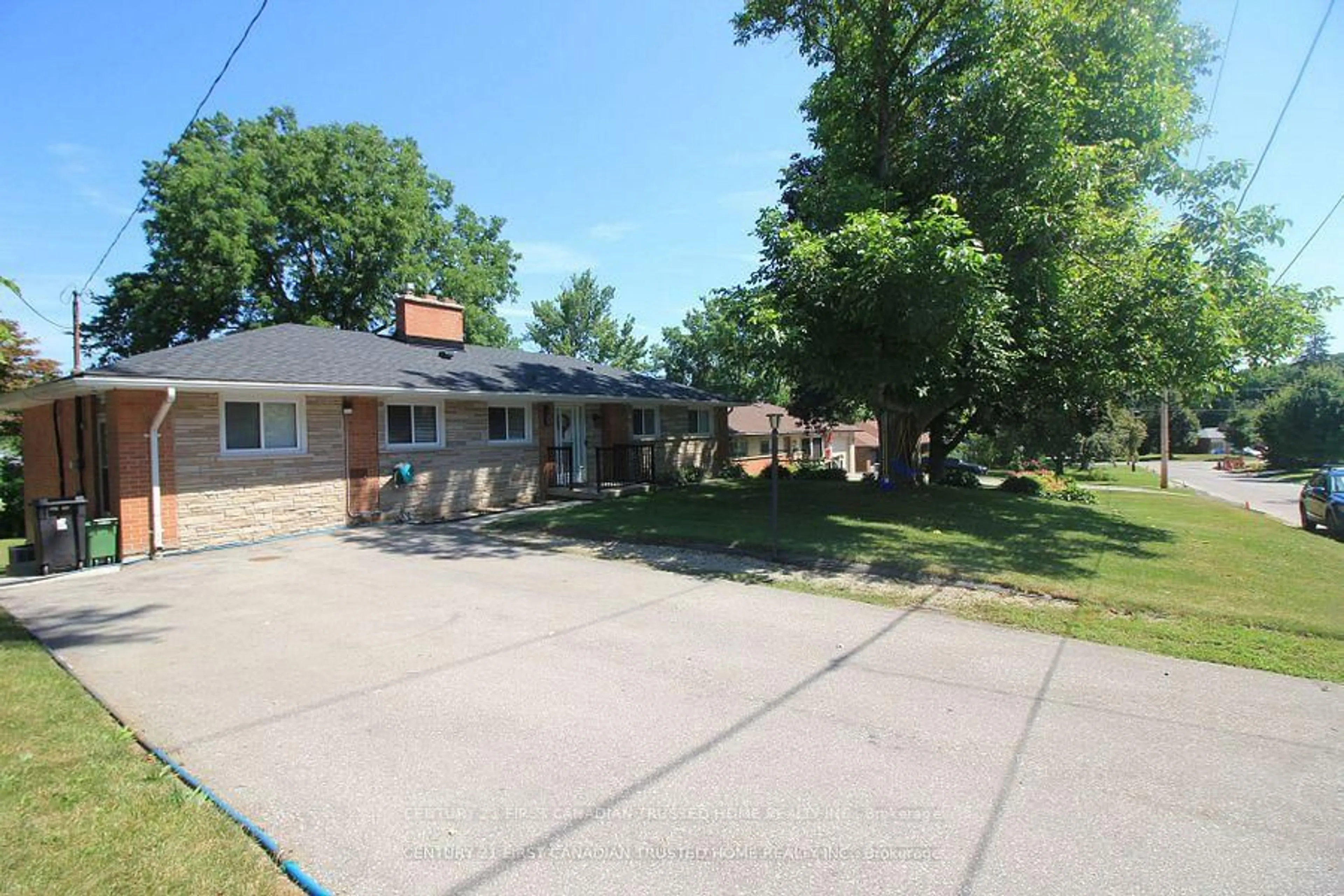 A pic from outside/outdoor area/front of a property/back of a property/a pic from drone, street for 133 Deer Park Circ, London North Ontario N6H 3B9