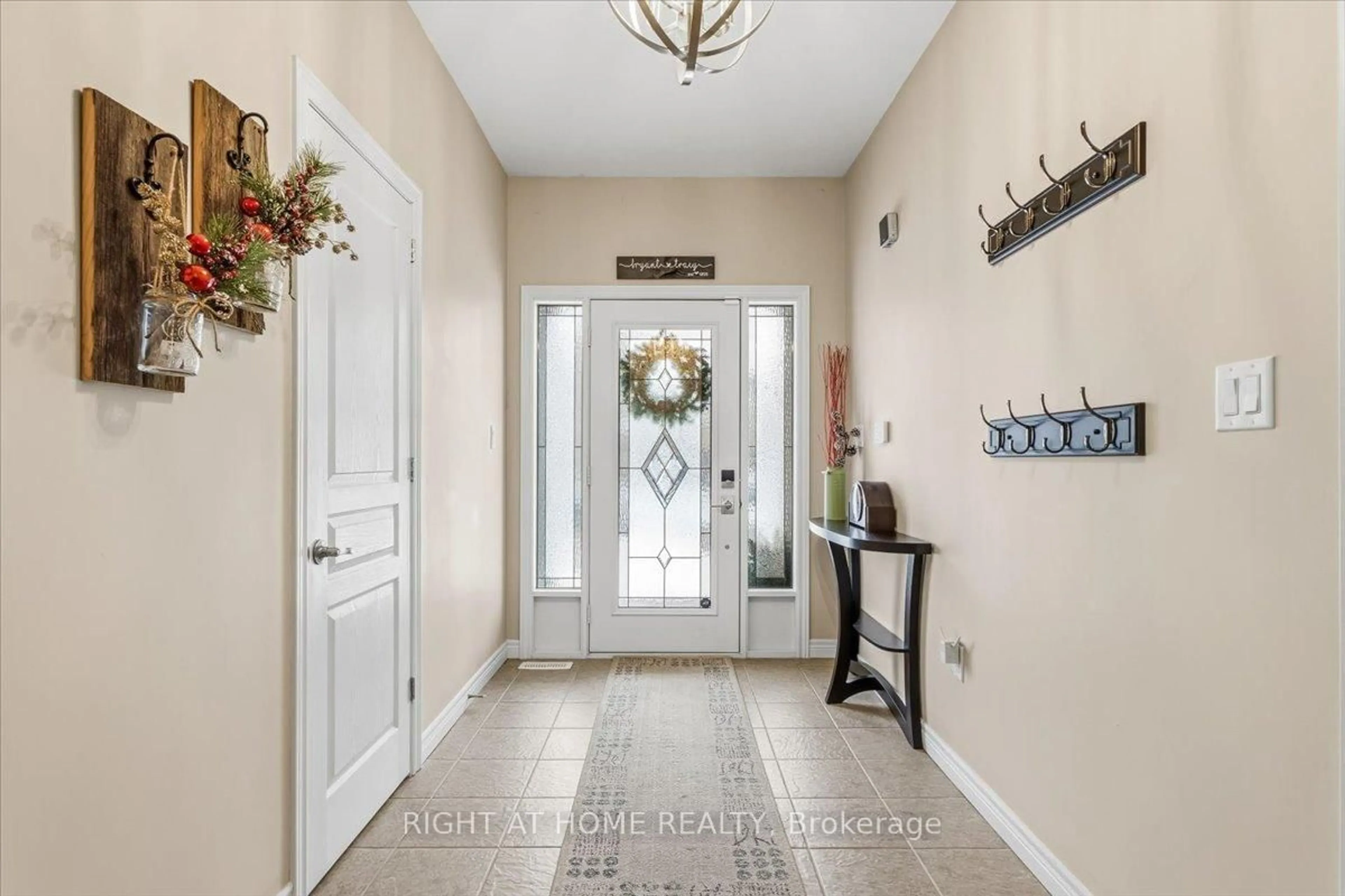 Indoor entryway for 64 Royal Winter Dr, Hamilton Ontario L0R 1C0