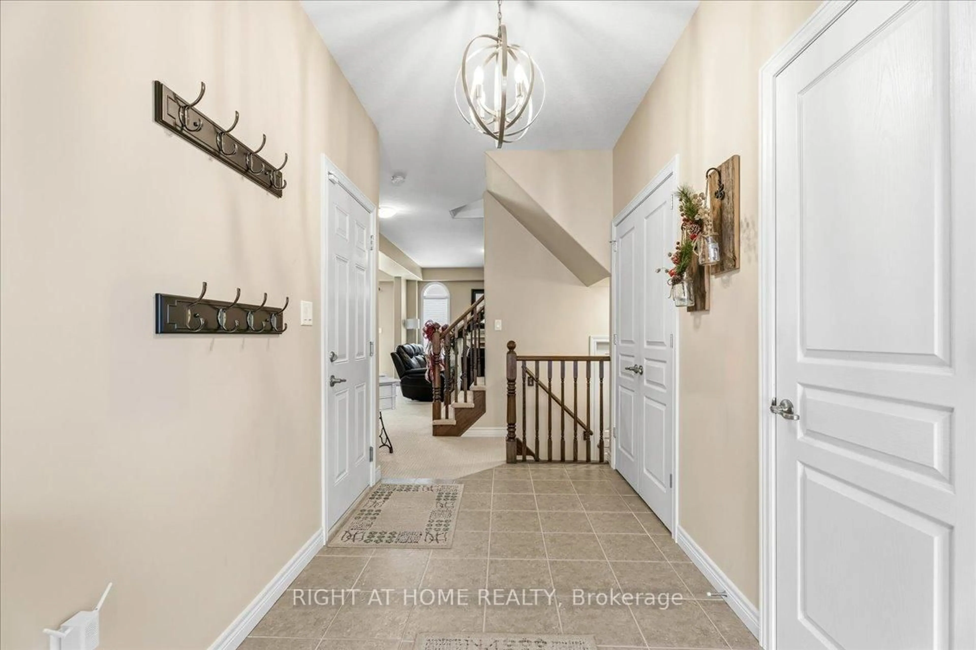 Indoor entryway for 64 Royal Winter Dr, Hamilton Ontario L0R 1C0