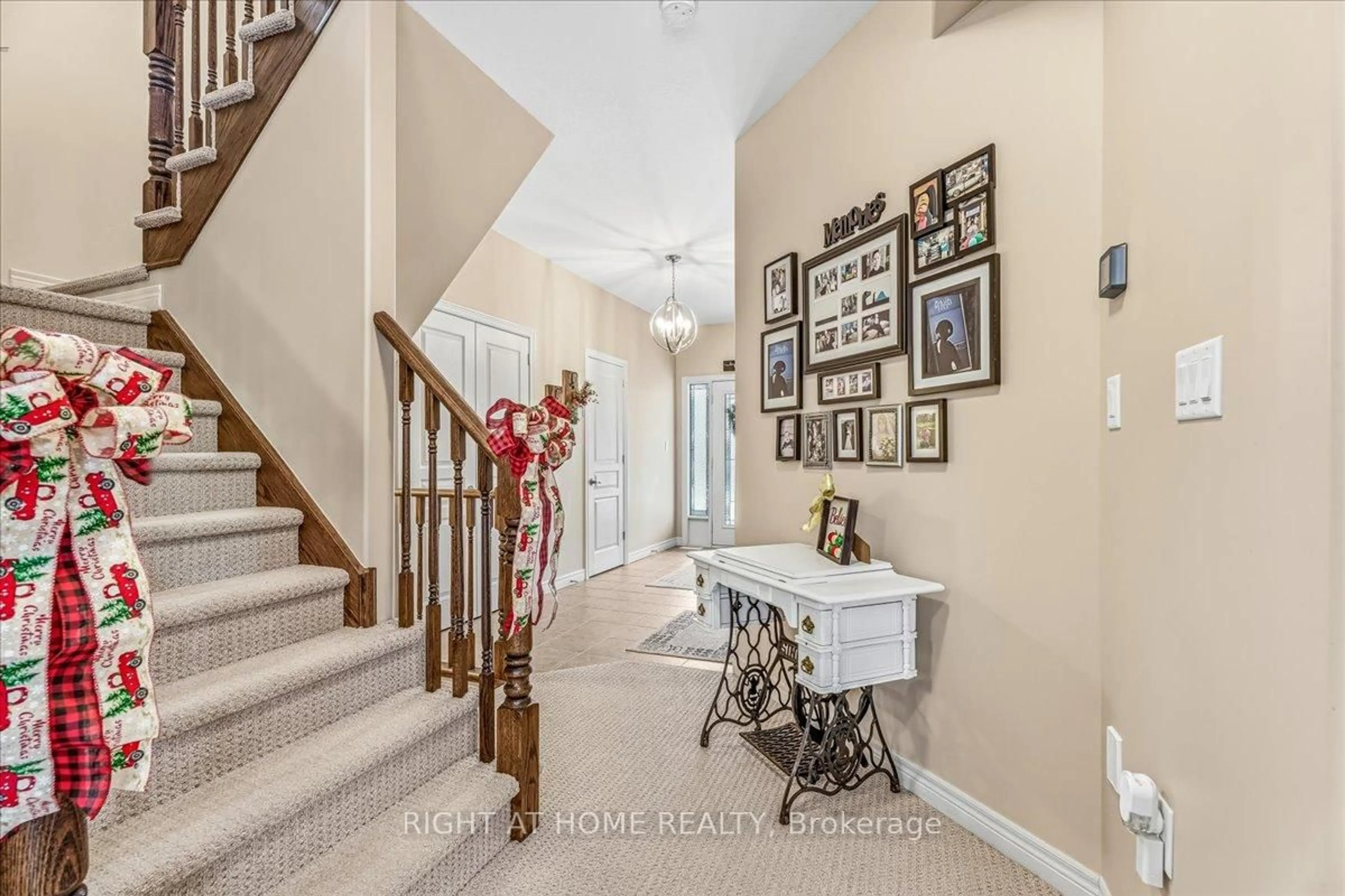 Indoor entryway for 64 Royal Winter Dr, Hamilton Ontario L0R 1C0