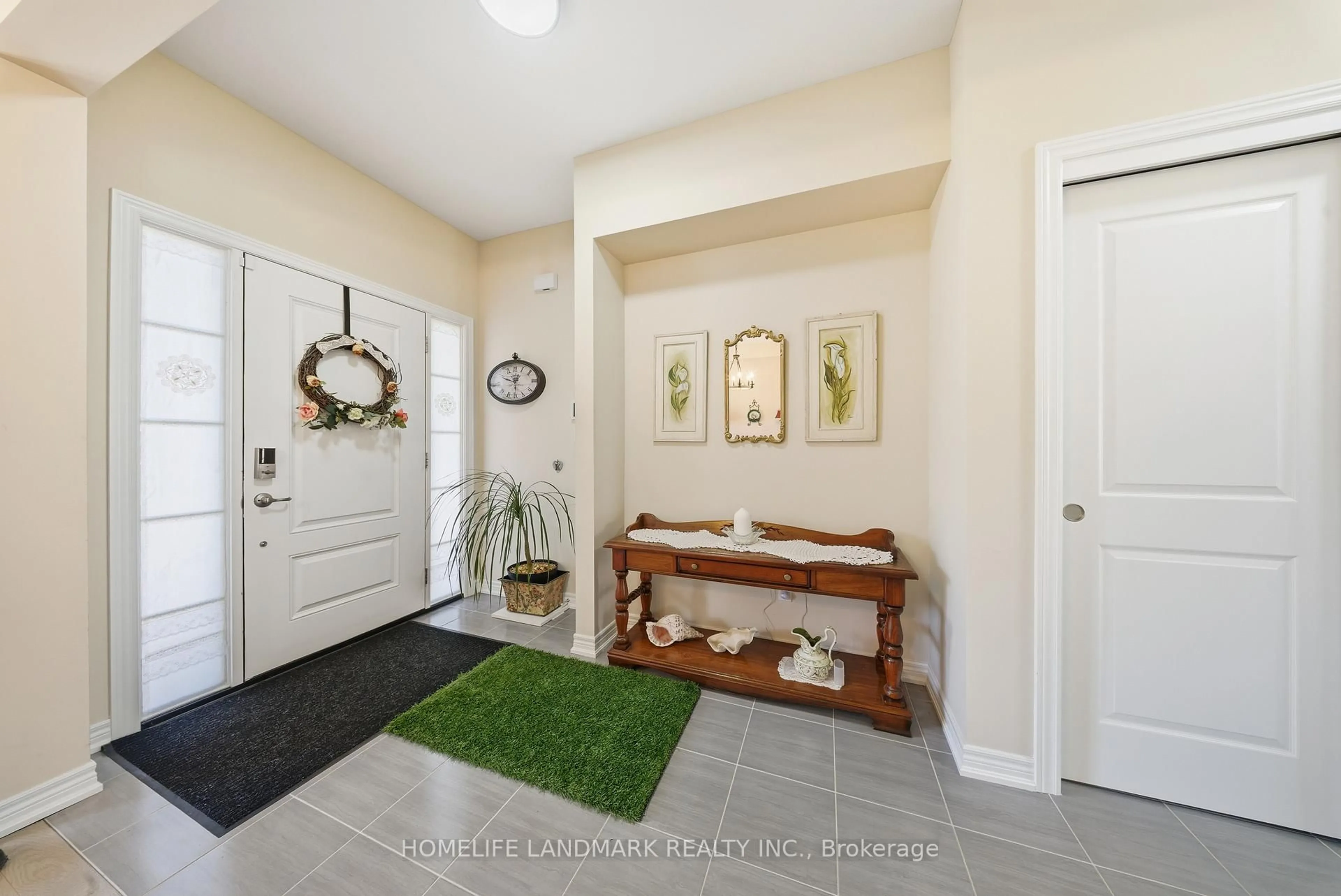 Indoor entryway for 49 MONARCH St, Welland Ontario L3C 0E6