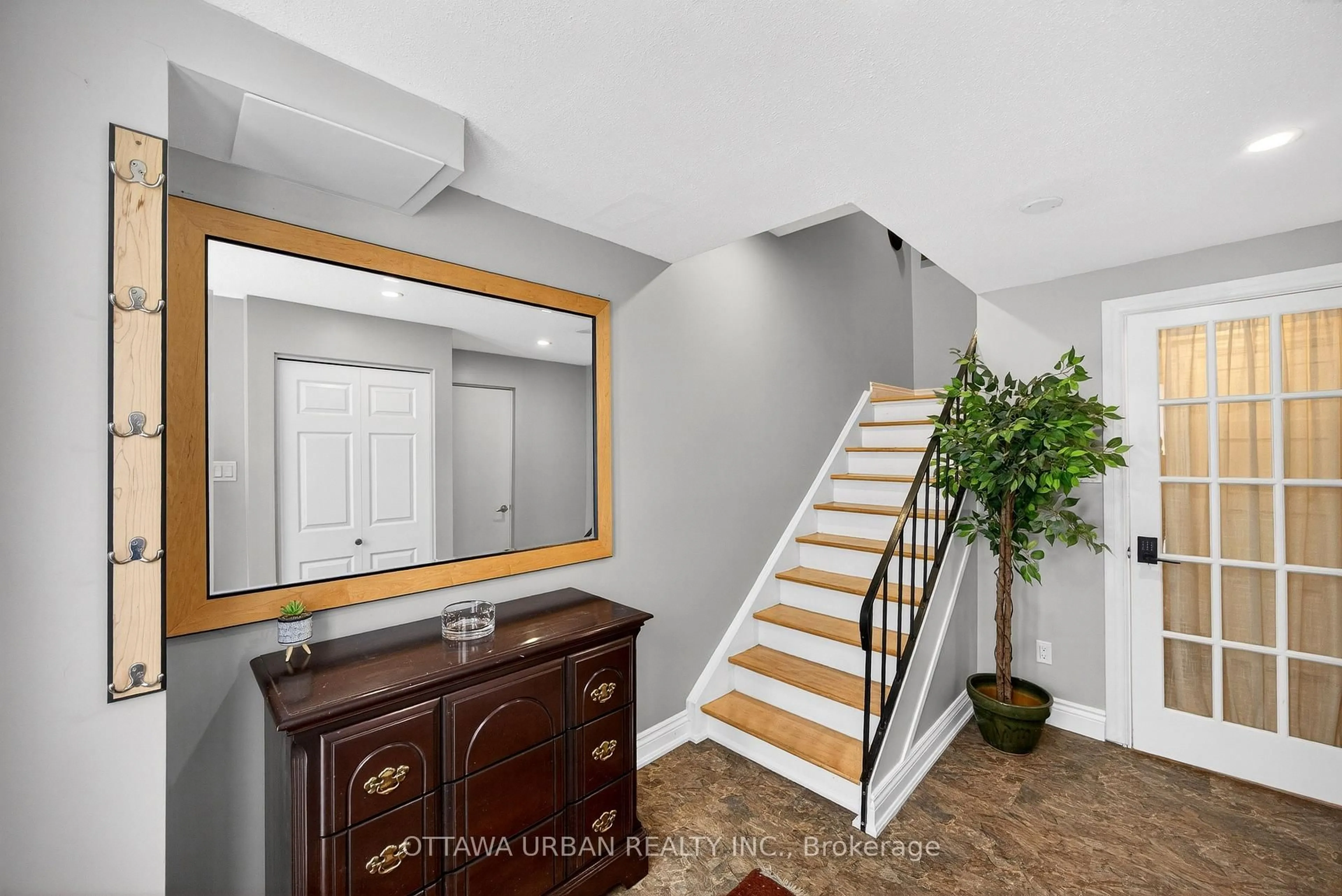 Indoor entryway for 3 Pentry Lane, Ottawa Ontario K1S 0X1