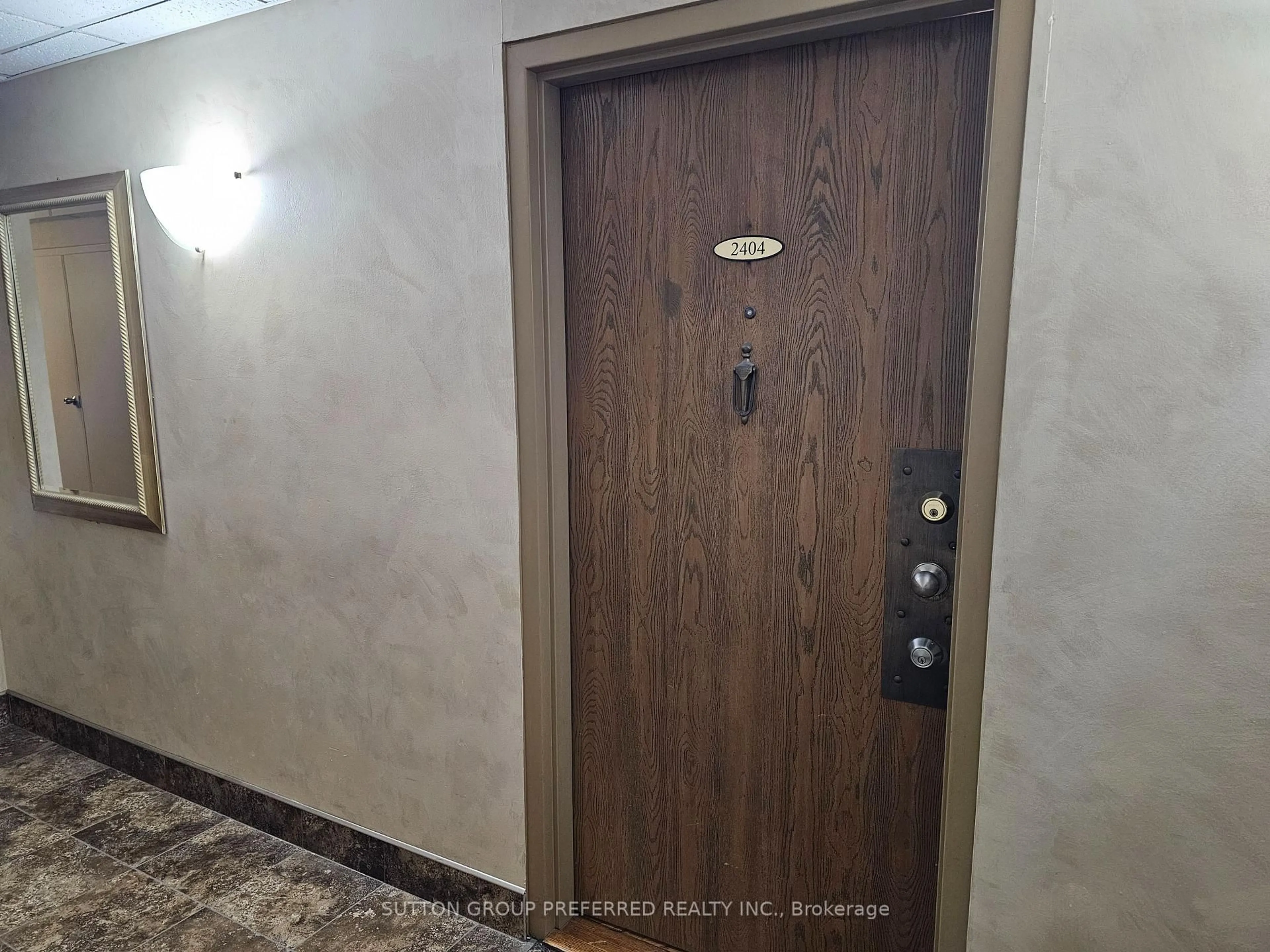 Indoor foyer for 389 Dundas St #2404, London East Ontario N6B 3L5