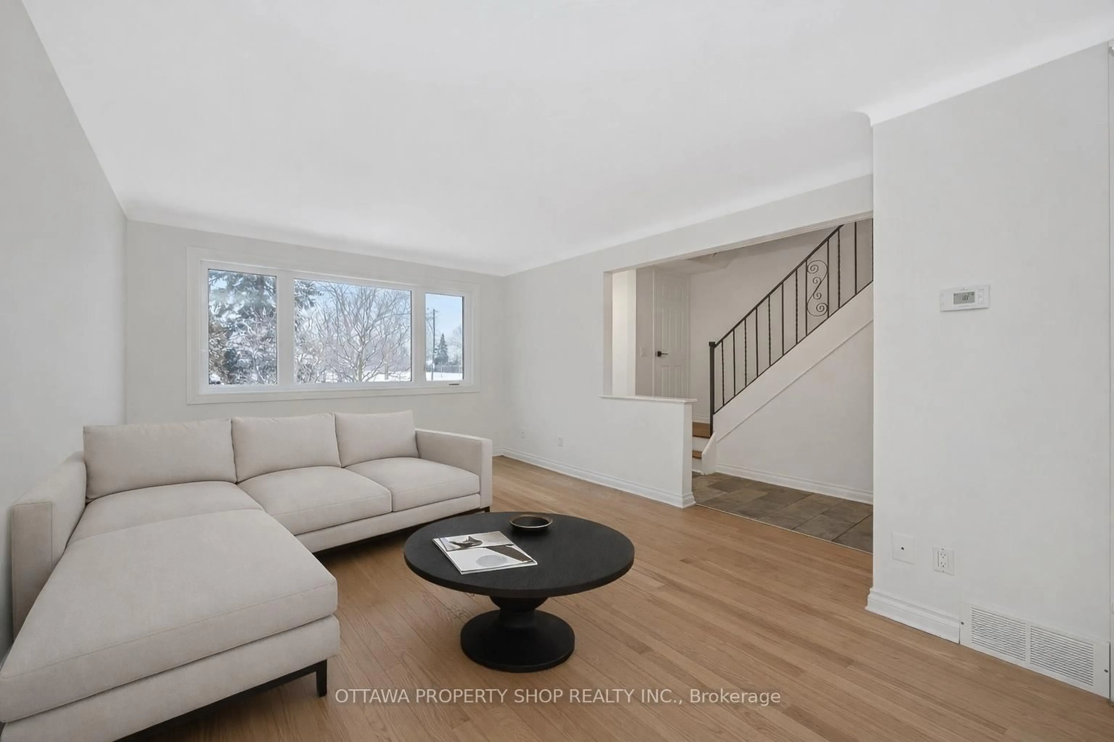 Living room with furniture, unknown for 674 Hastings Ave, Ottawa Ontario K1G 1N1