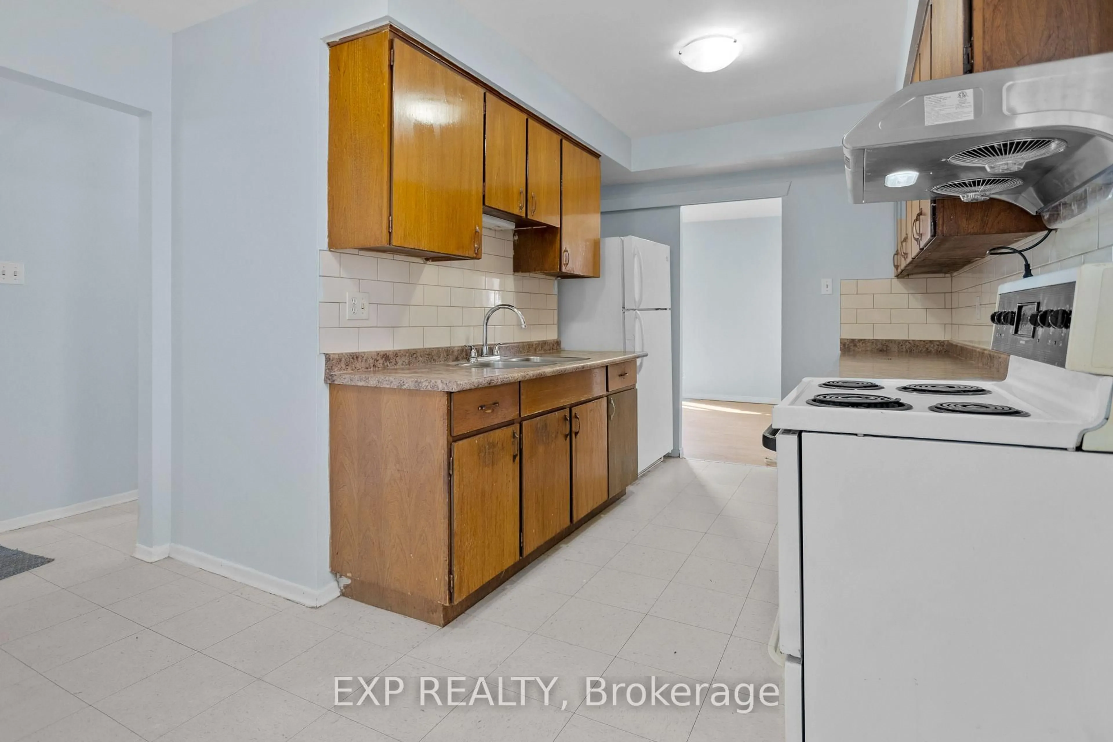 Standard kitchen, unknown for 205 Boullee St #26, London East Ontario N5Y 1T9