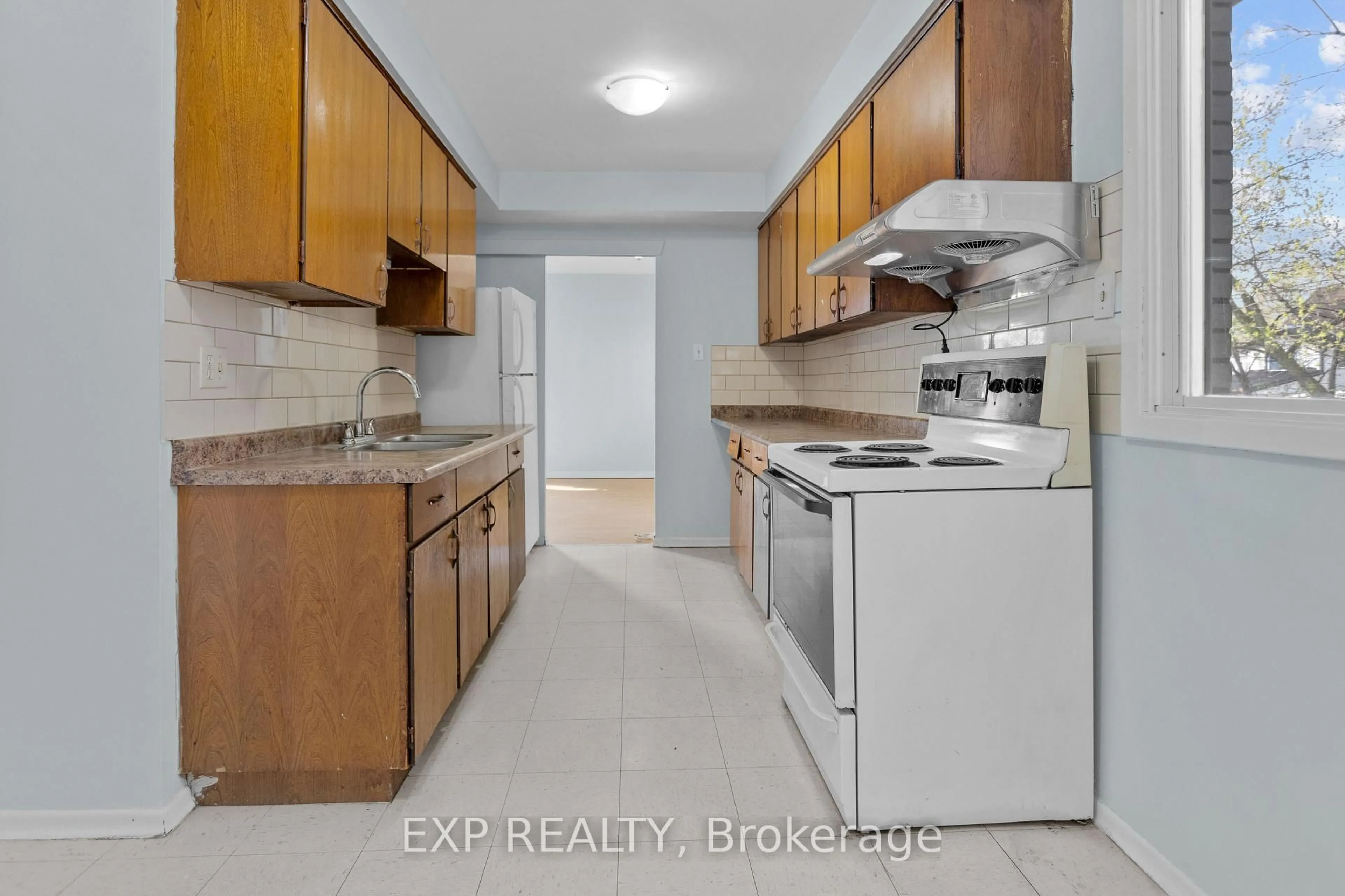 Standard kitchen, unknown for 205 Boullee St #26, London East Ontario N5Y 1T9