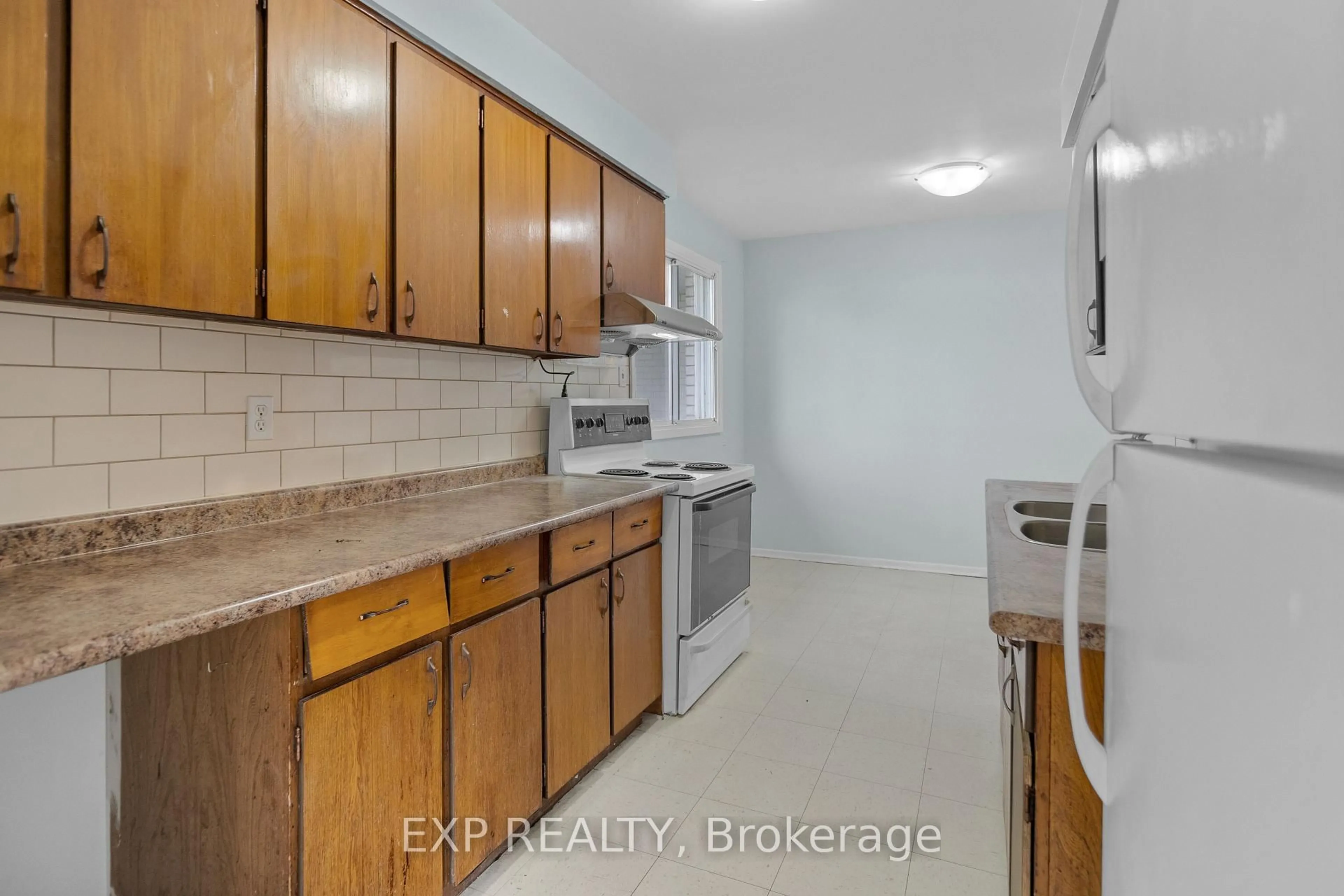 Standard kitchen, ceramic/tile floor for 205 Boullee St #26, London East Ontario N5Y 1T9