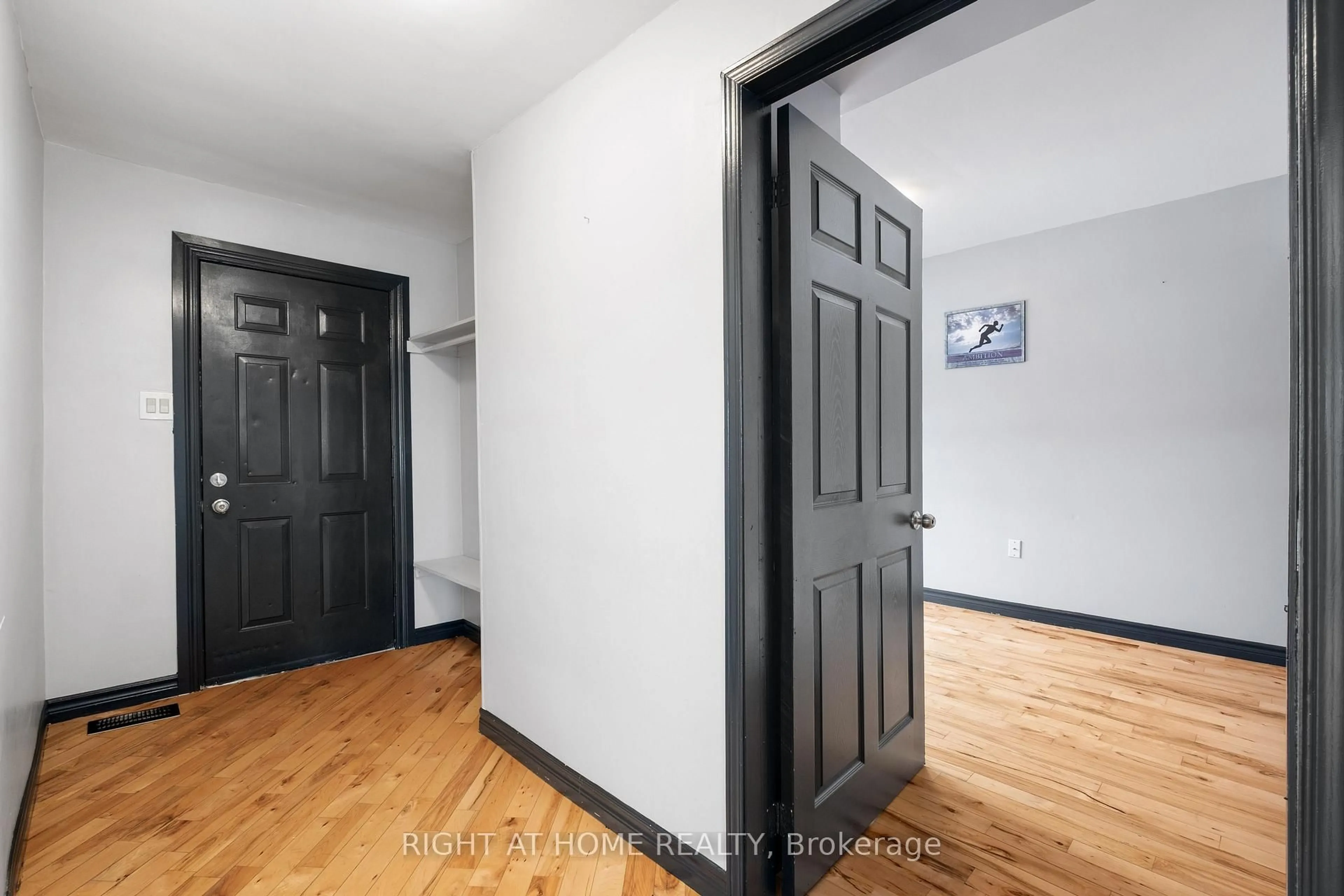 Indoor entryway for 7813 Mulhern St, Niagara Falls Ontario L2H 1B6