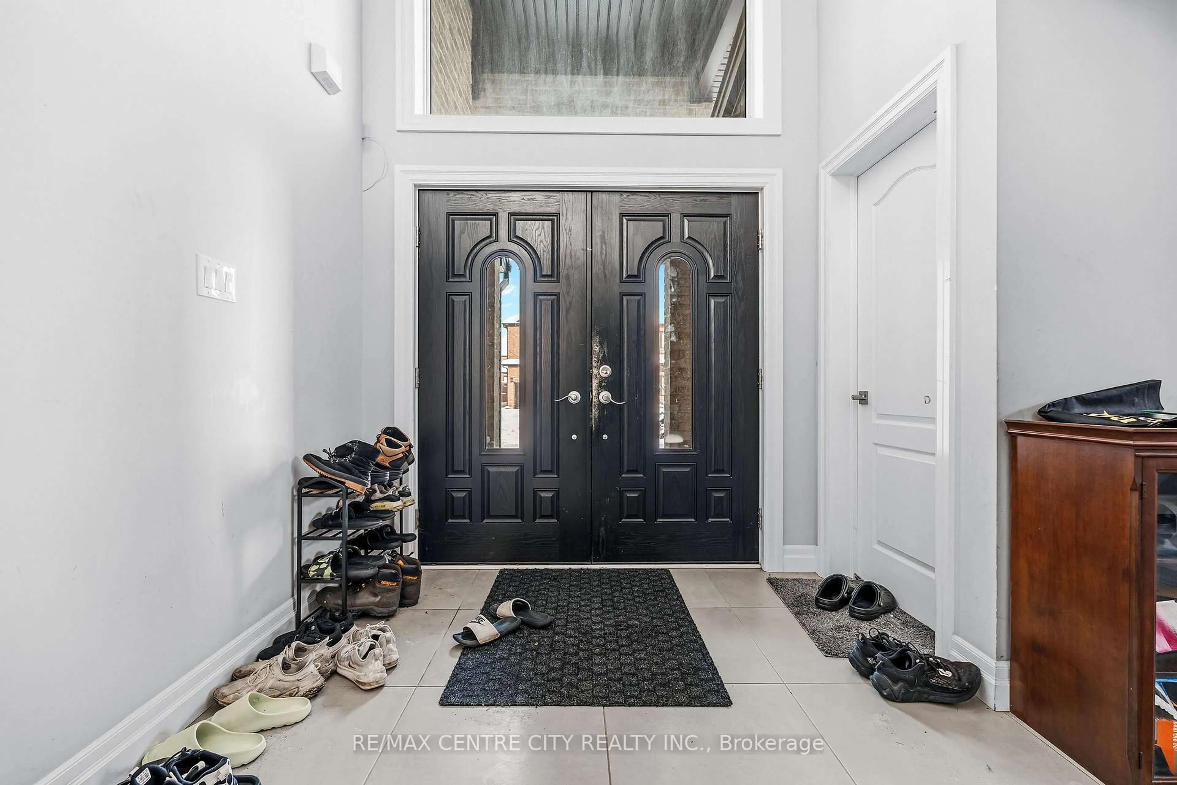 Indoor entryway for 1999 Maddex Way, London North Ontario N5X 0M8