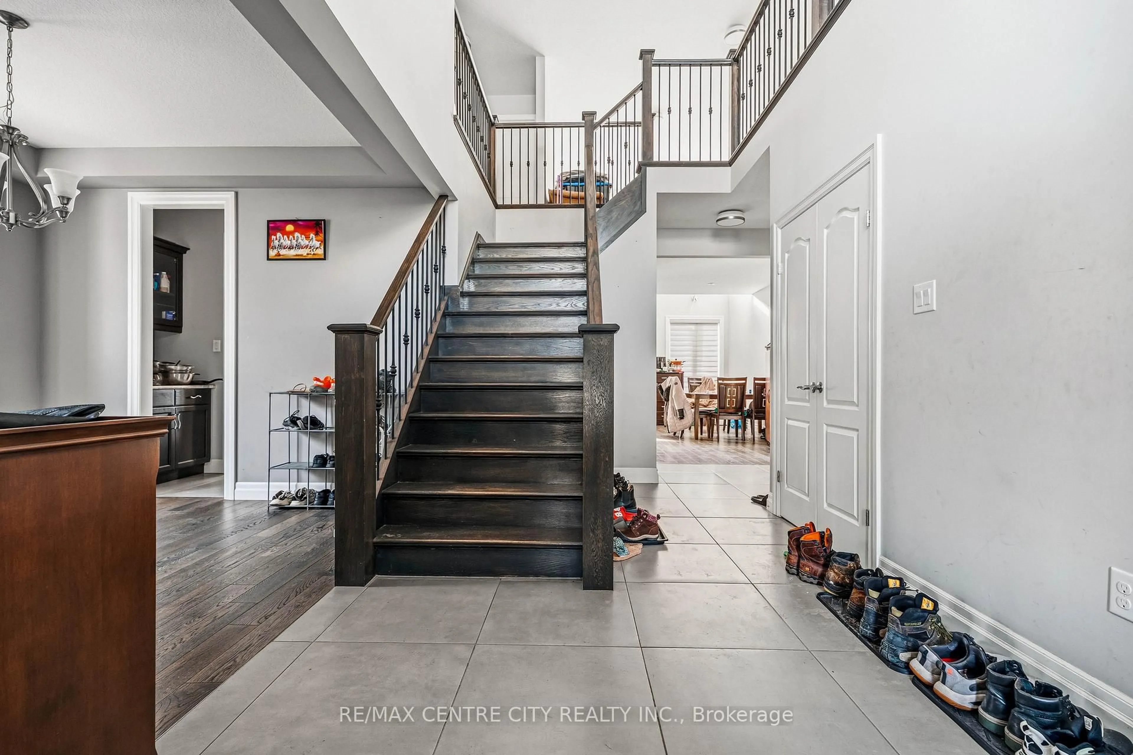 Indoor entryway for 1999 Maddex Way, London North Ontario N5X 0M8