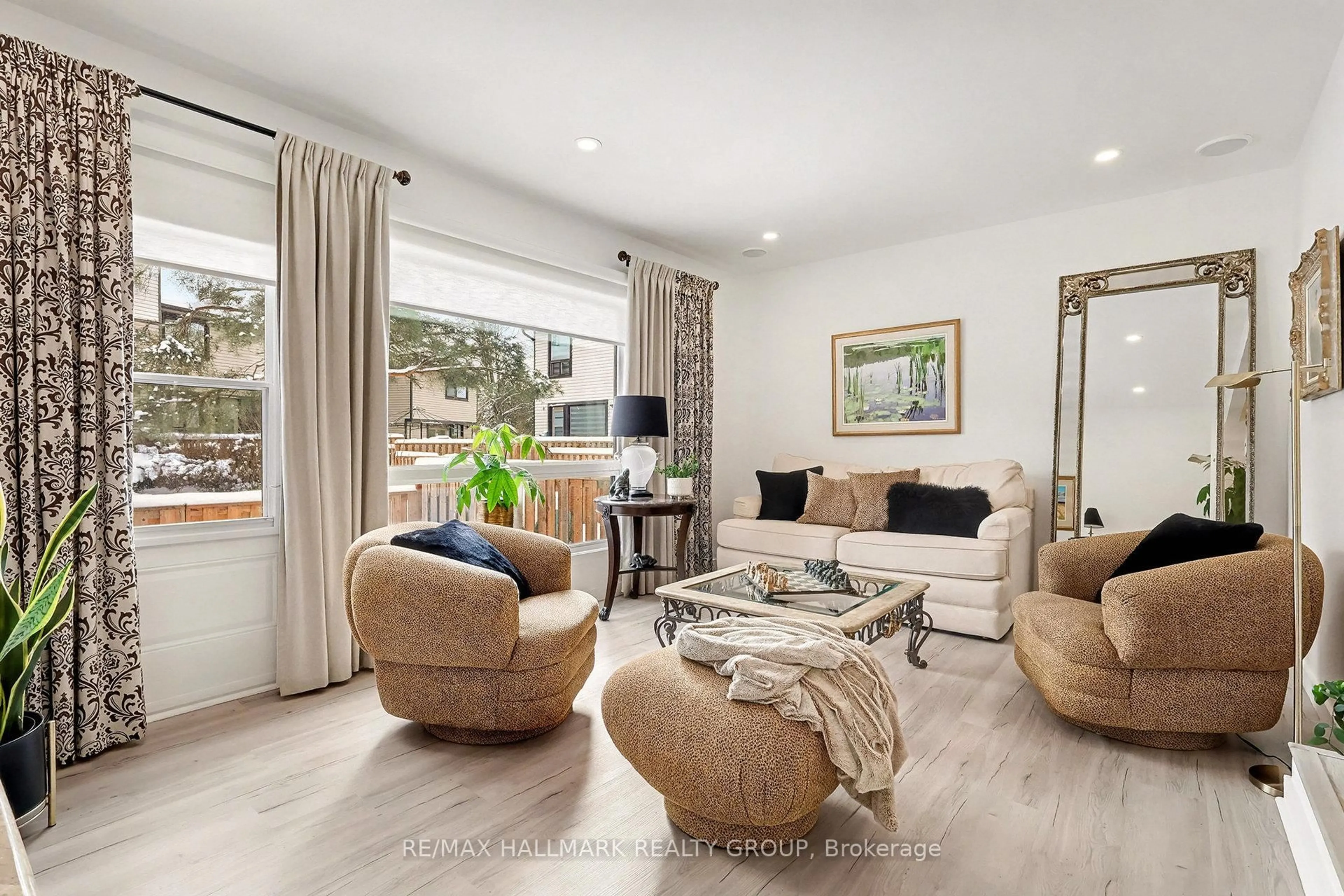 Living room with furniture, unknown for 6861 Bilberry Dr, Ottawa Ontario K1C 2E8