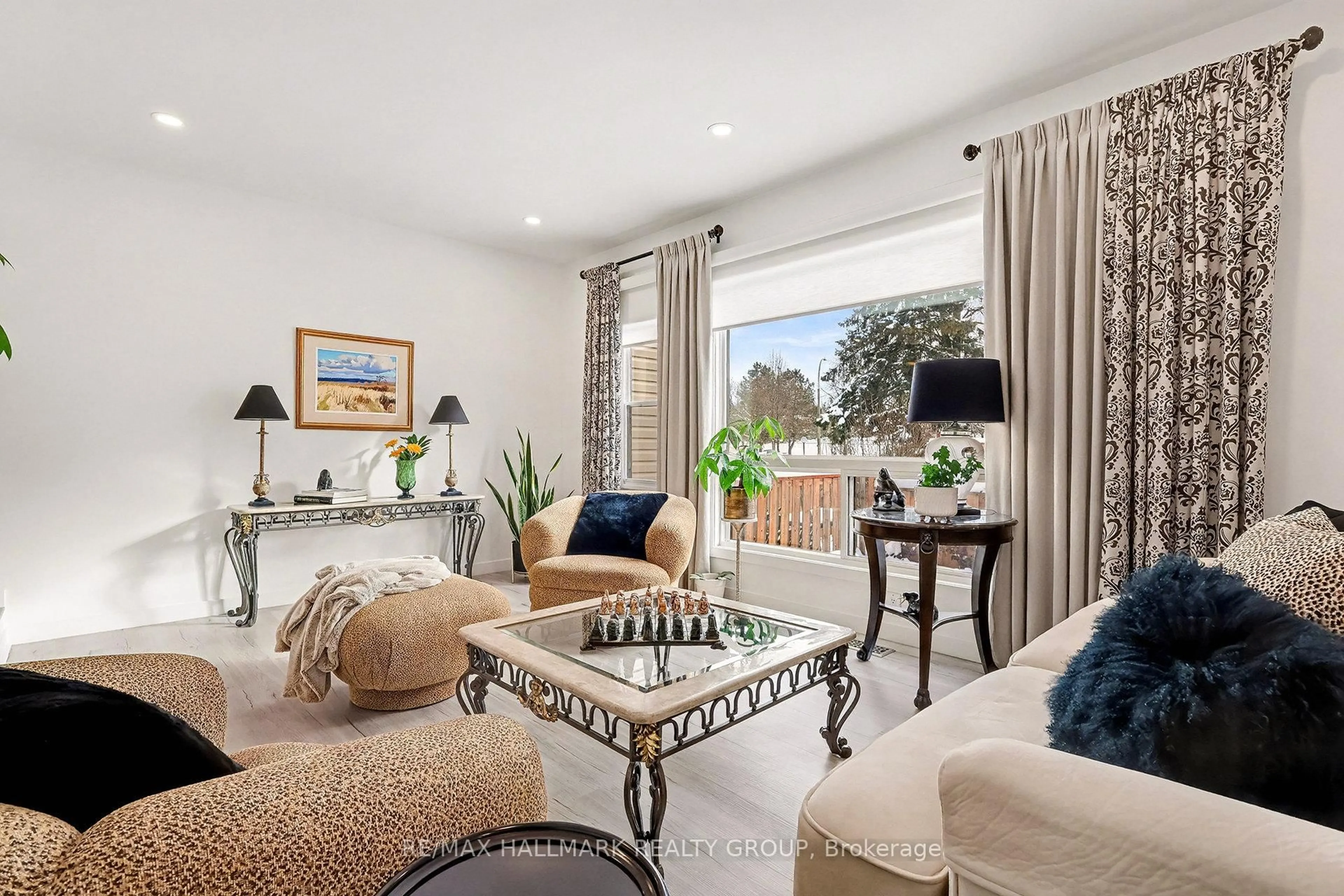 Living room with furniture, unknown for 6861 Bilberry Dr, Ottawa Ontario K1C 2E8