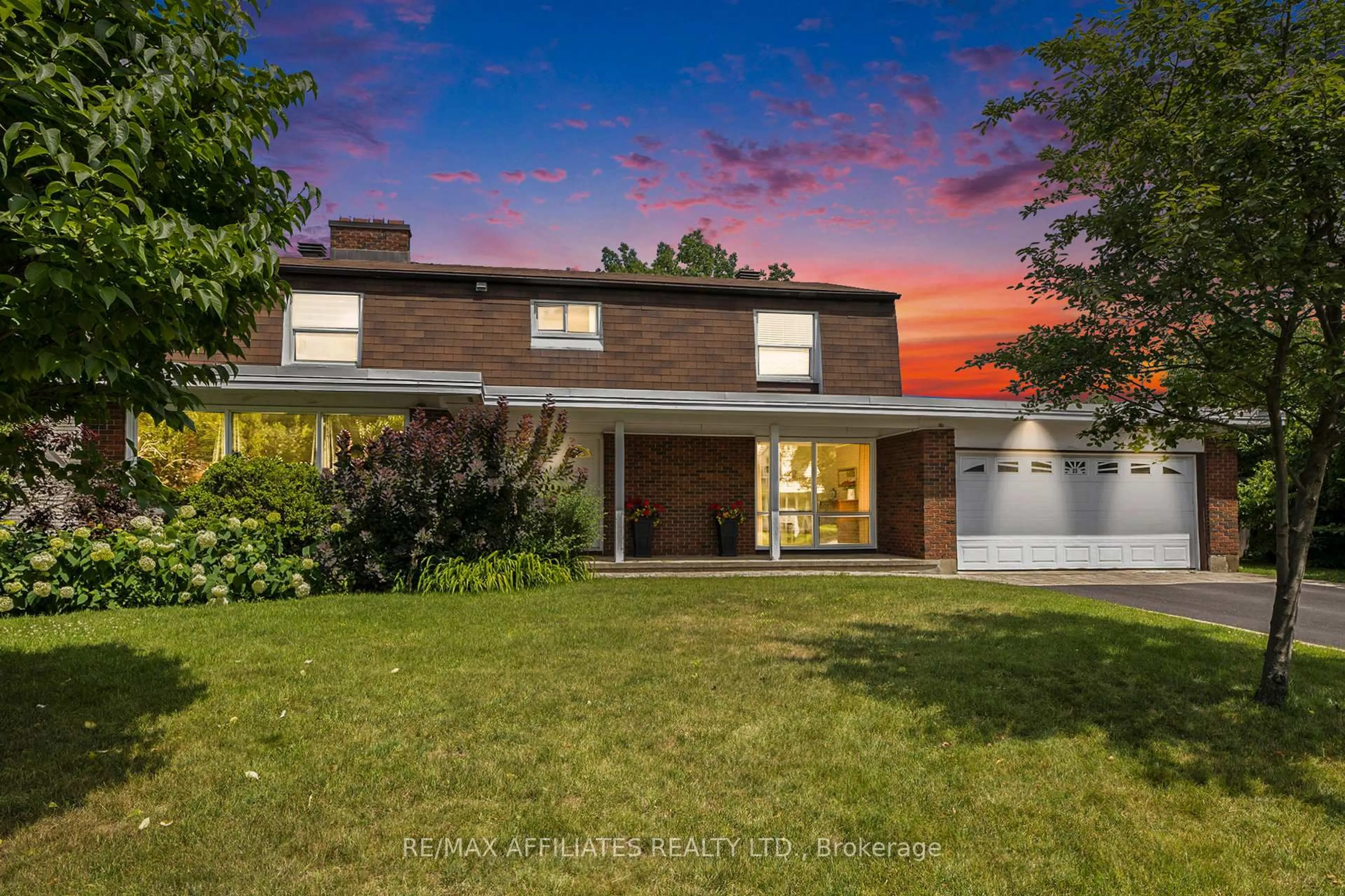 A pic from outside/outdoor area/front of a property/back of a property/a pic from drone, street for 23 SIOUX Cres, Ottawa Ontario K2H 7E4