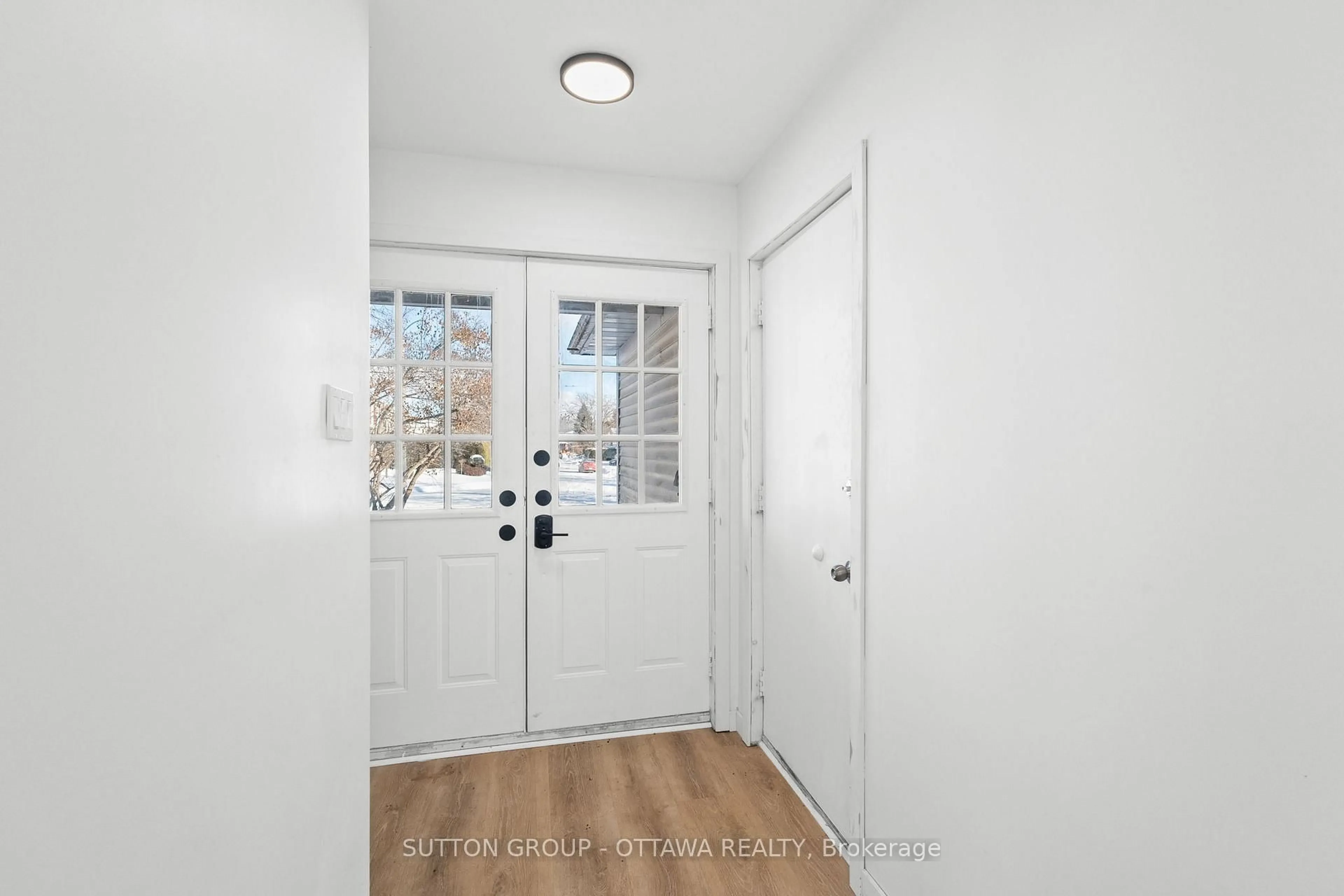 Indoor entryway for 286 Mceachern Cres, Orleans Ontario K1E 3K3