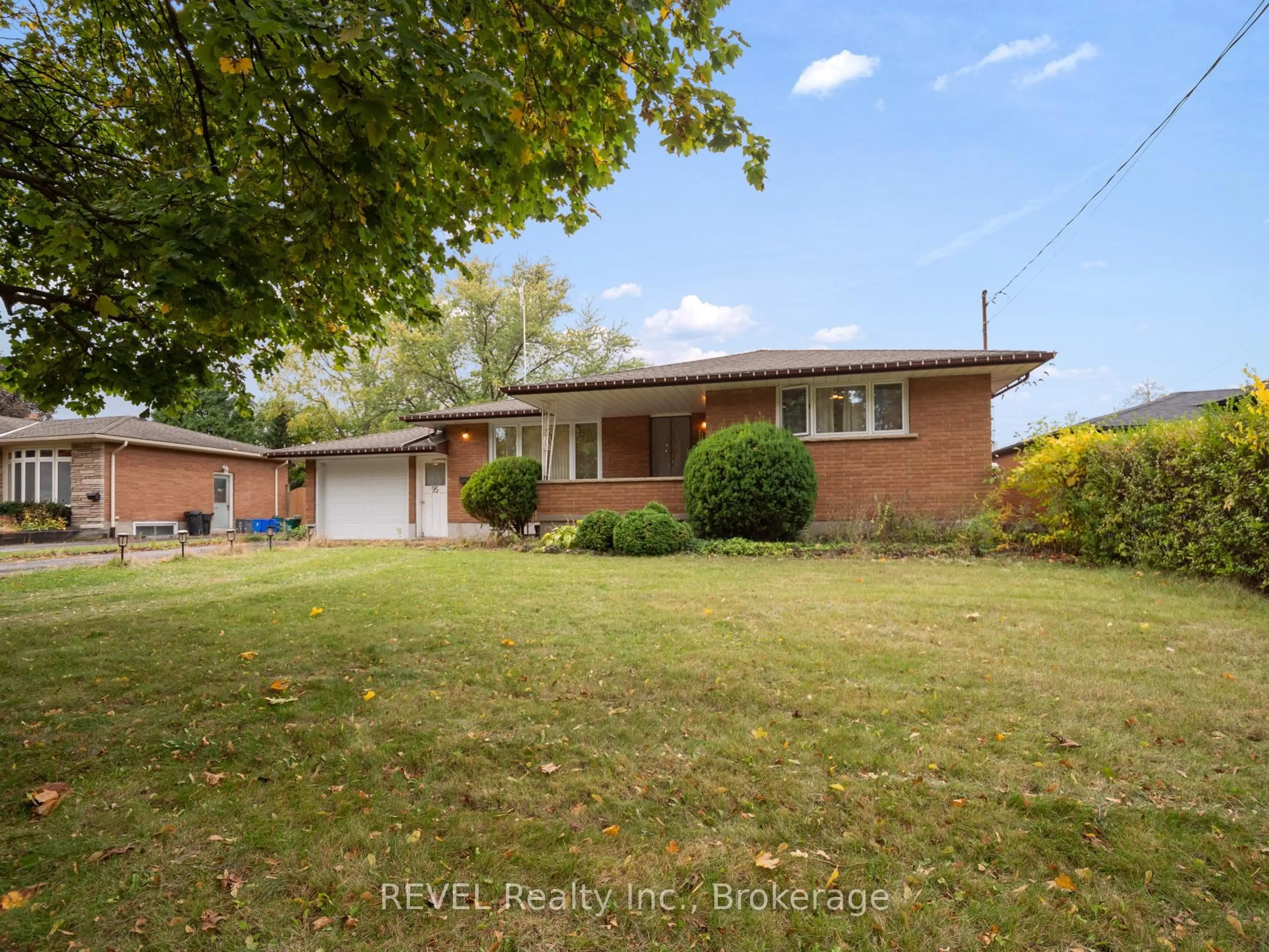 A pic from outside/outdoor area/front of a property/back of a property/a pic from drone, street for 95 Windward St, St. Catharines Ontario L2M 4C4