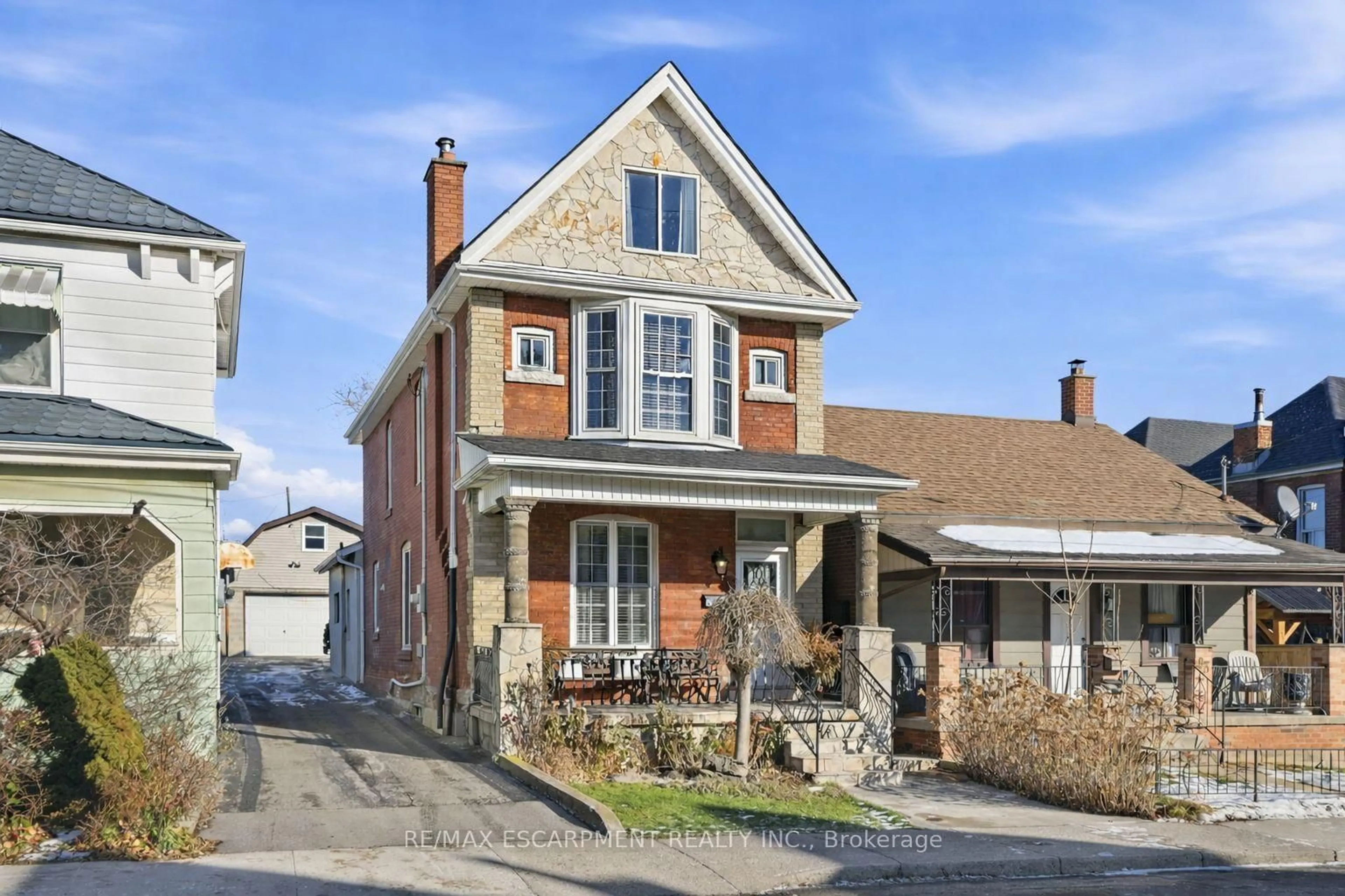 Home with brick exterior material, street for 81 Simcoe St, Hamilton Ontario L8L 3N3