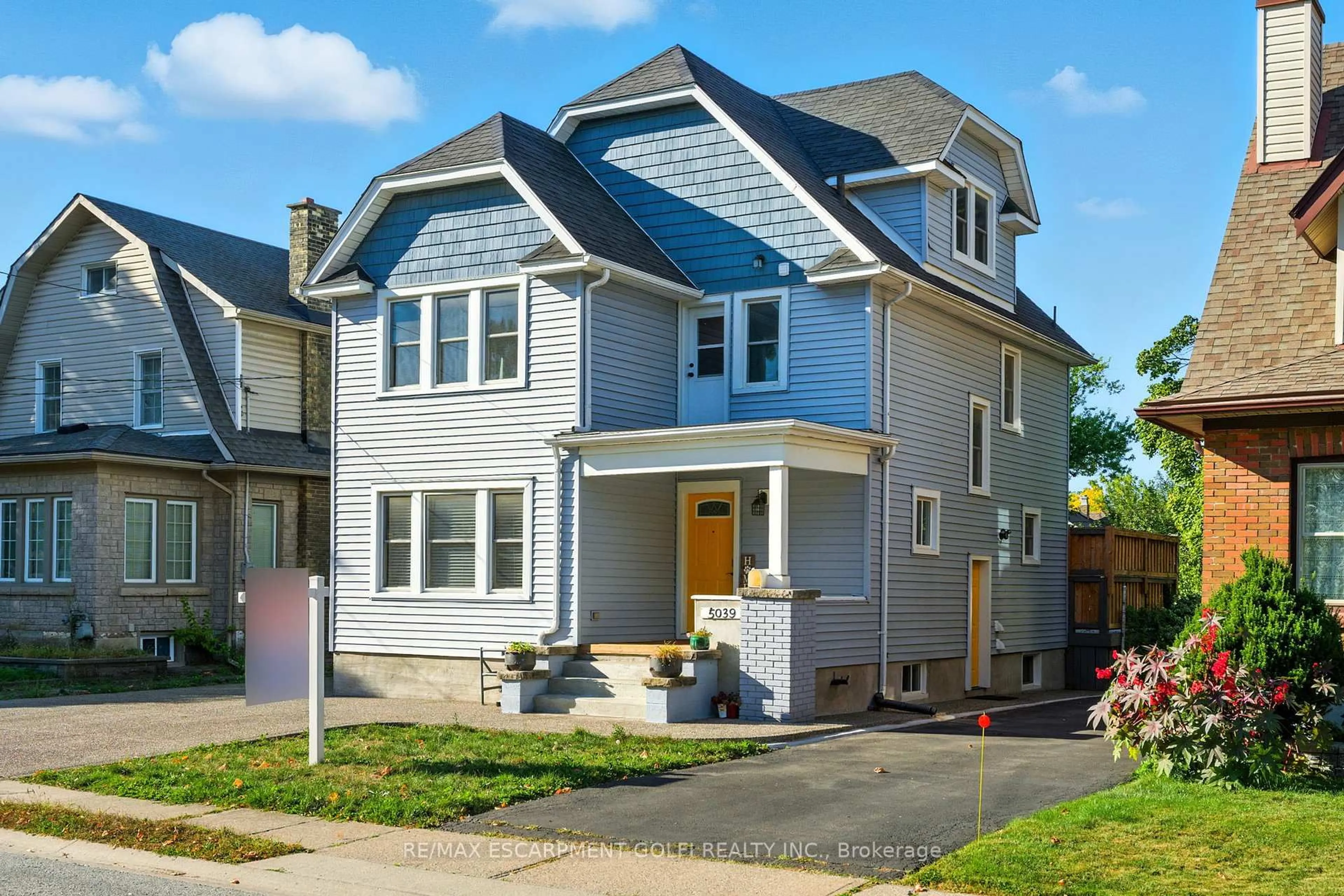 Home with vinyl exterior material, street for 5039 Armoury St, Niagara Falls Ontario L2E 1T3