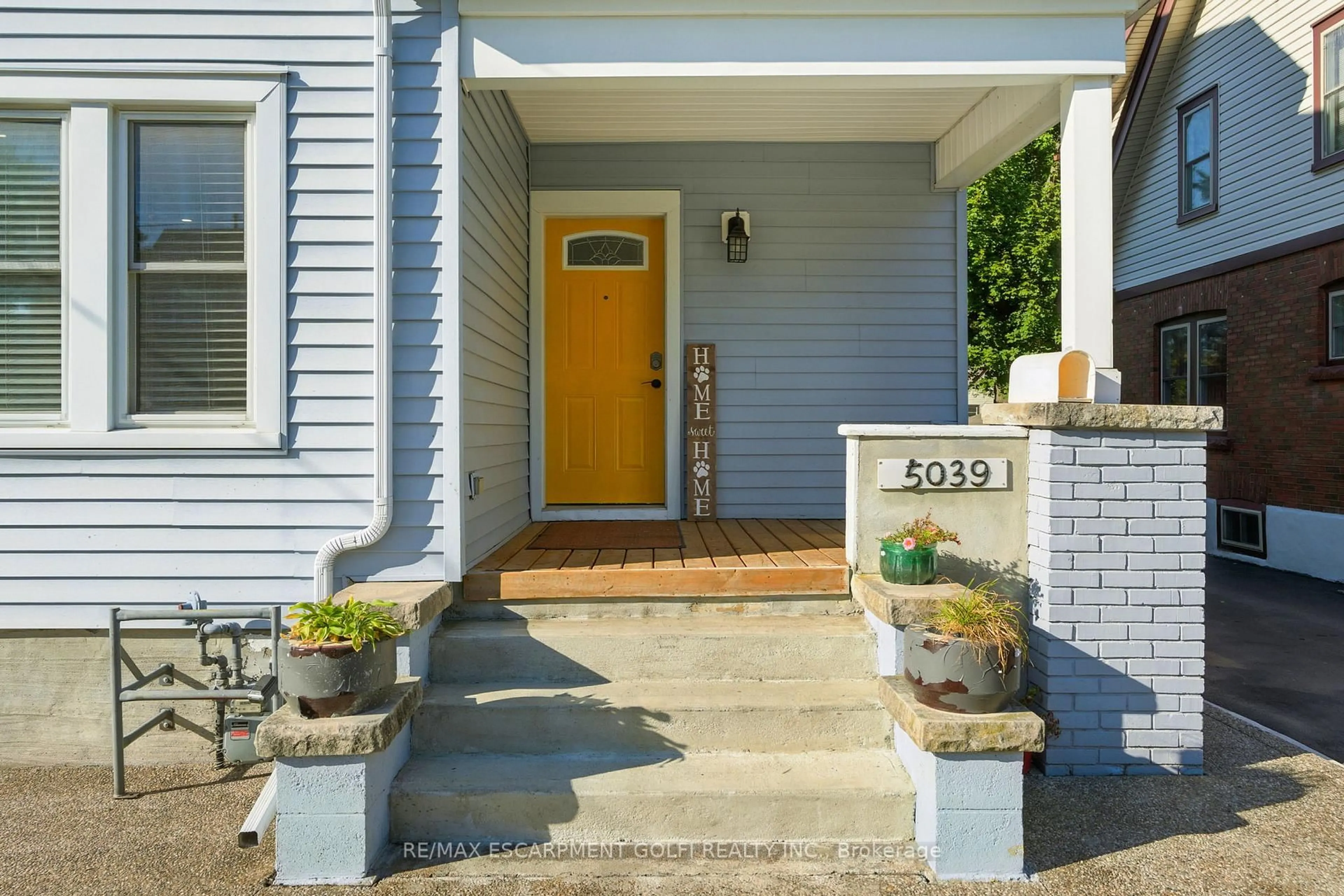 Indoor entryway for 5039 Armoury St, Niagara Falls Ontario L2E 1T3