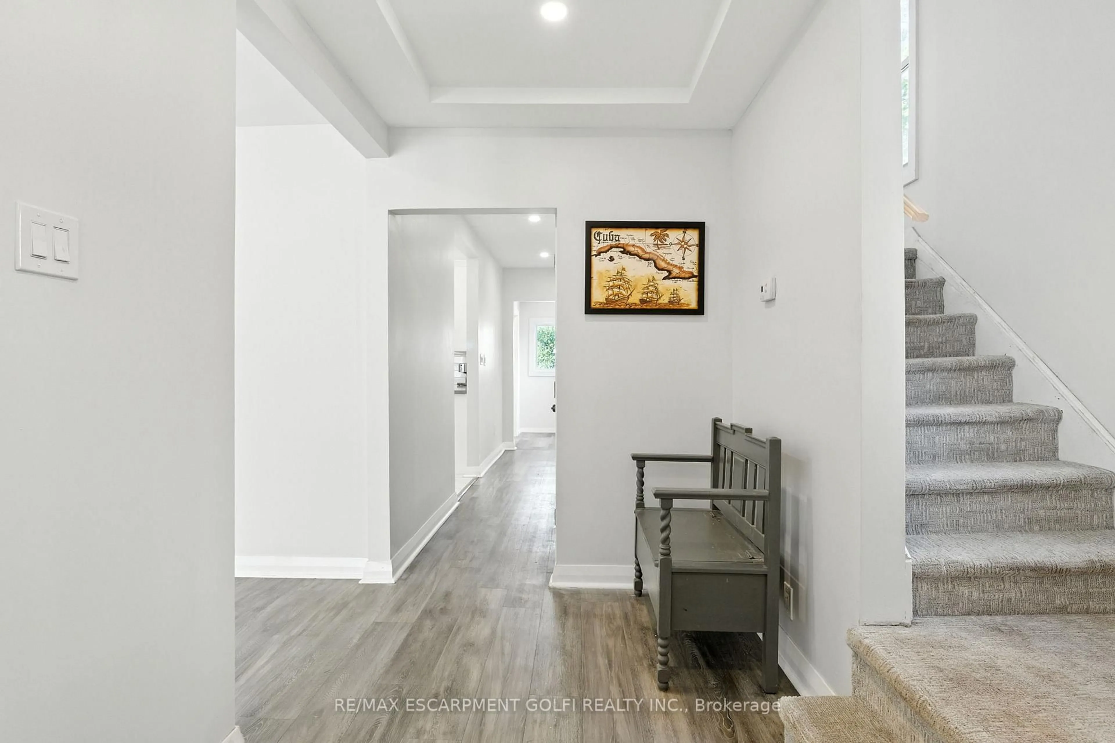 Indoor foyer for 5039 Armoury St, Niagara Falls Ontario L2E 1T3