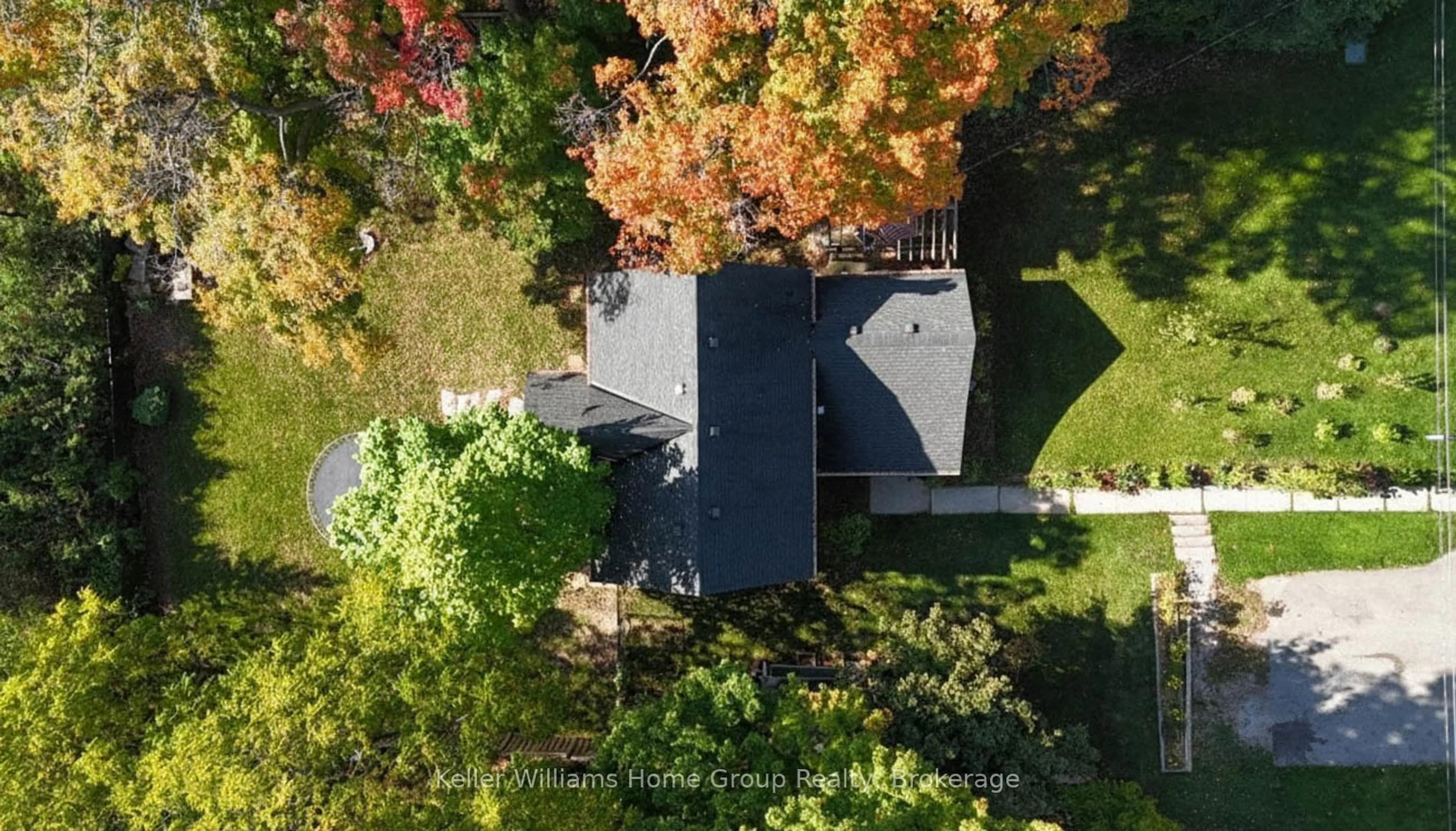 A pic from outside/outdoor area/front of a property/back of a property/a pic from drone, street for 484 St Patrick St, Centre Wellington Ontario N1M 1M9