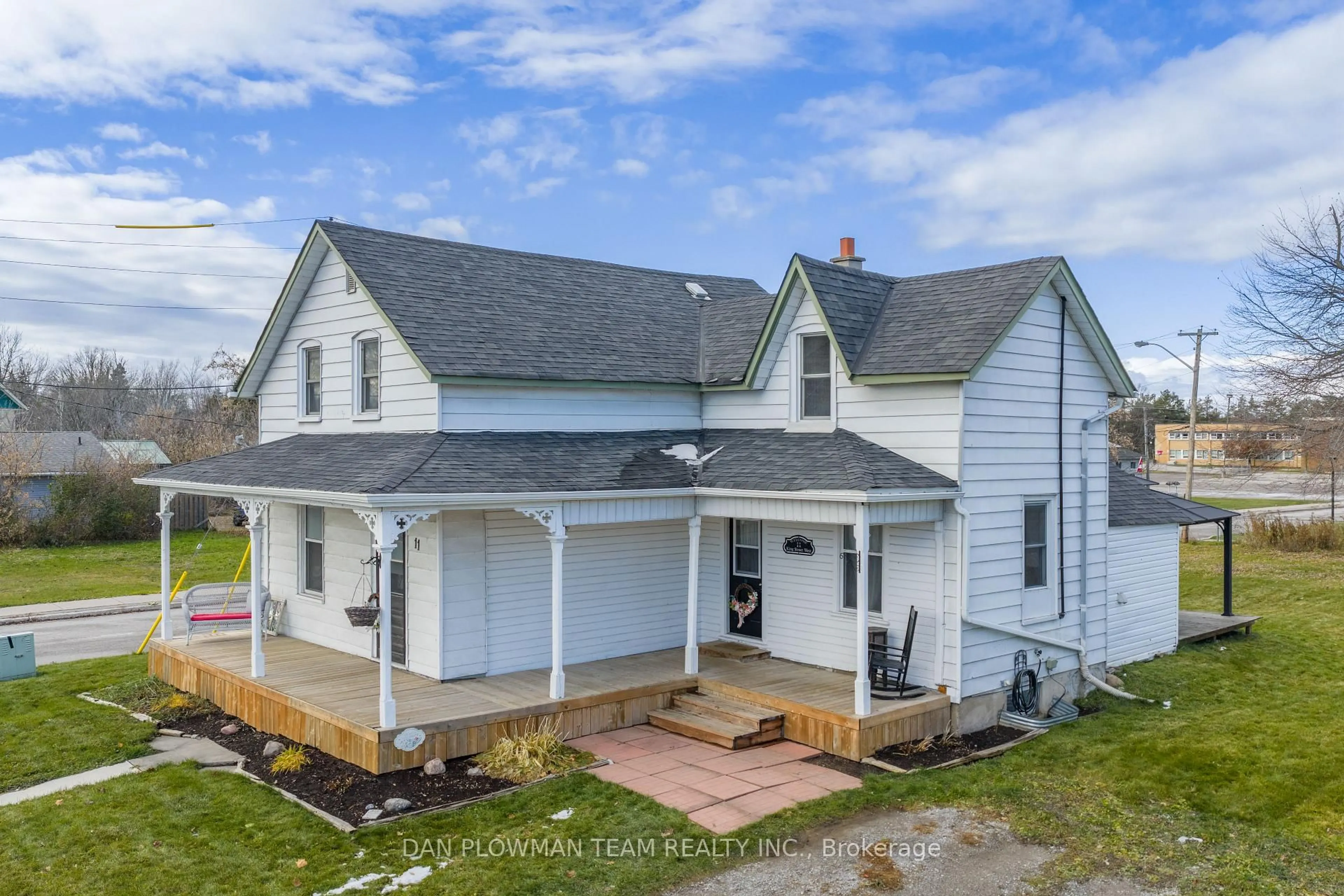 A pic from outside/outdoor area/front of a property/back of a property/a pic from drone, building for 11 King St, Kawartha Lakes Ontario K0L 2W0