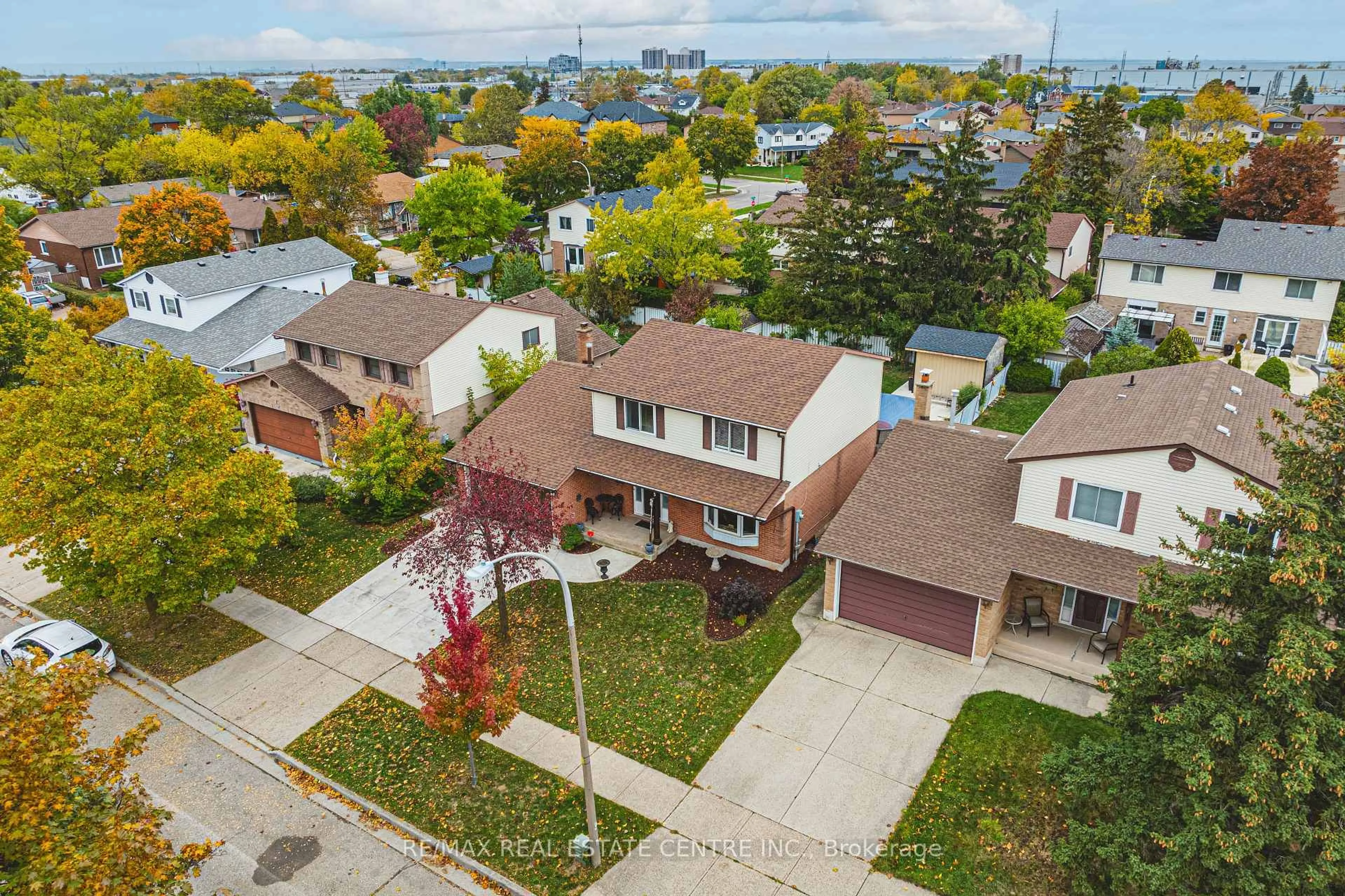 A pic from outside/outdoor area/front of a property/back of a property/a pic from drone, street for 5 Bing Cres, Hamilton Ontario L8E 3Z4