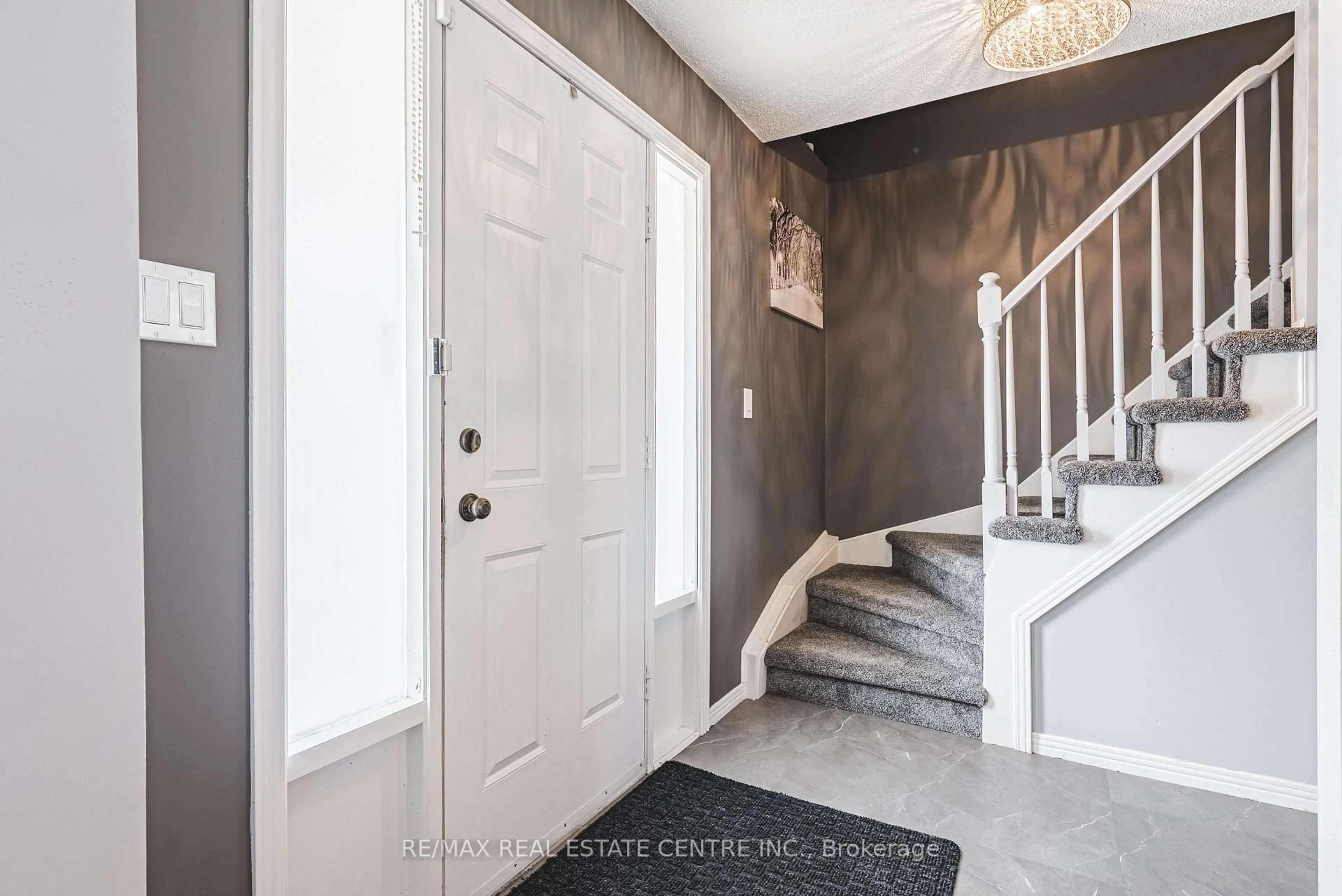 Indoor entryway for 5 Bing Cres, Hamilton Ontario L8E 3Z4