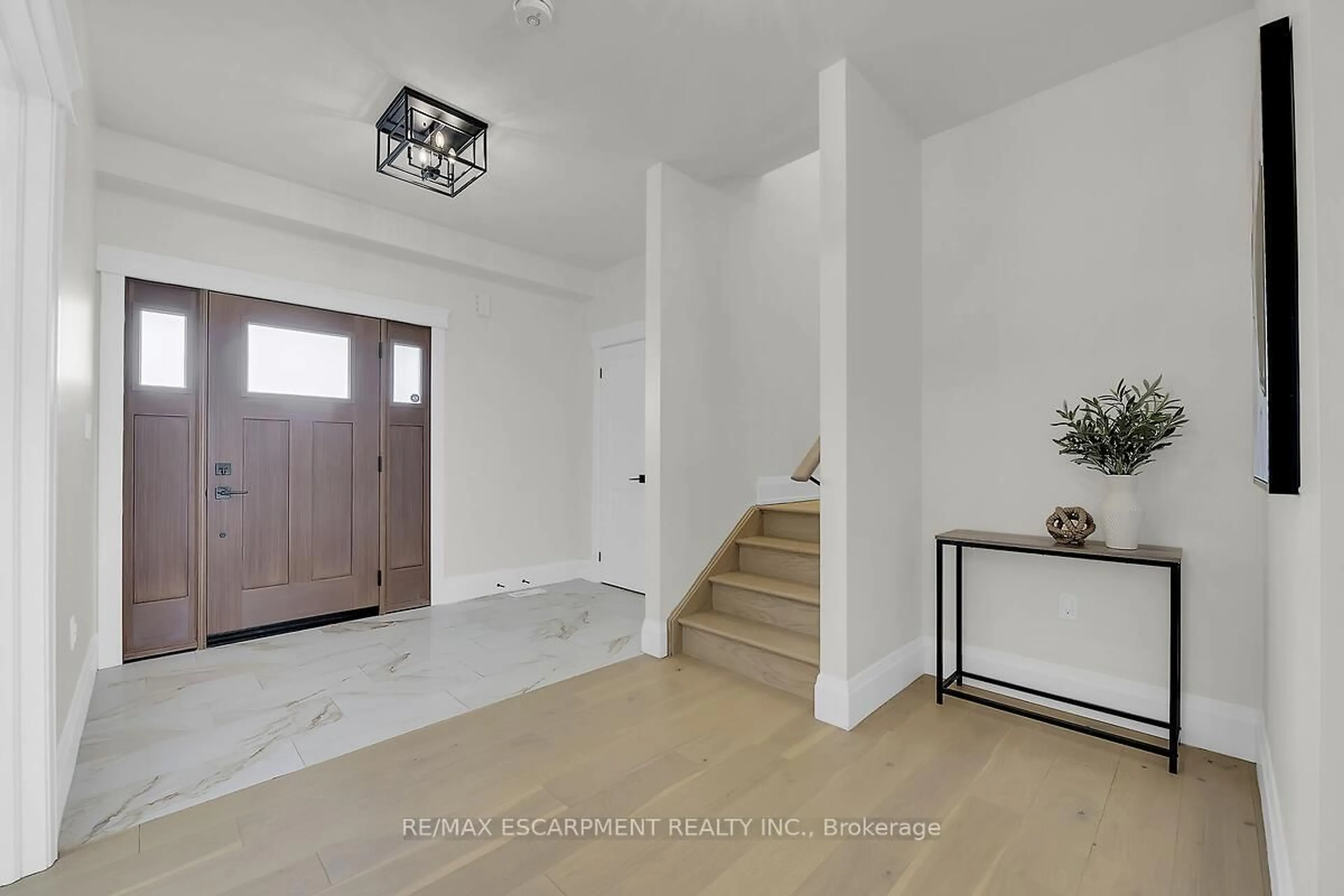 Indoor entryway for 8184 Airport Rd, Hamilton Ontario L0R 1W0