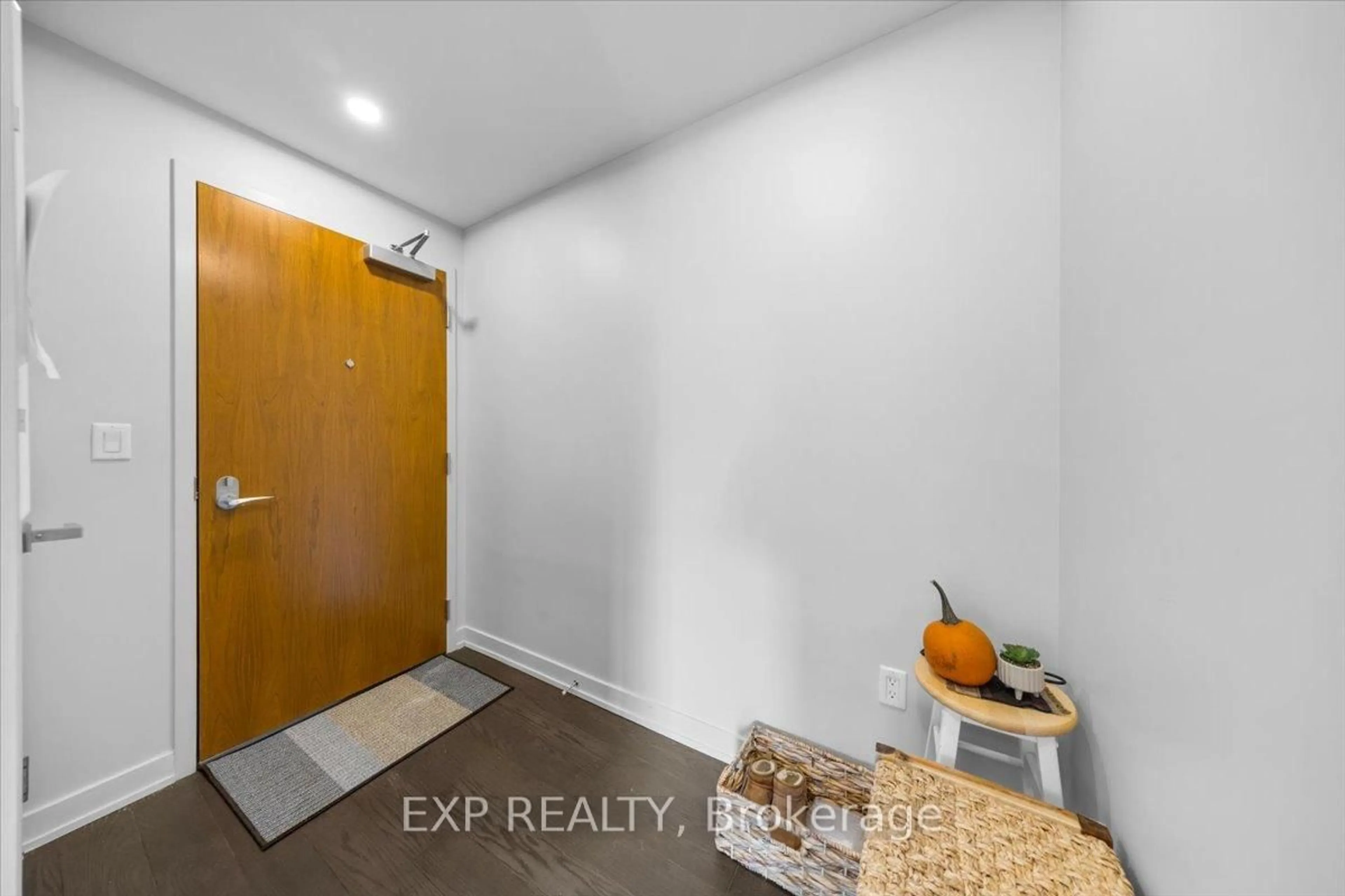 Indoor entryway for 101 Queen St #910, Ottawa Ontario K1P 0B7