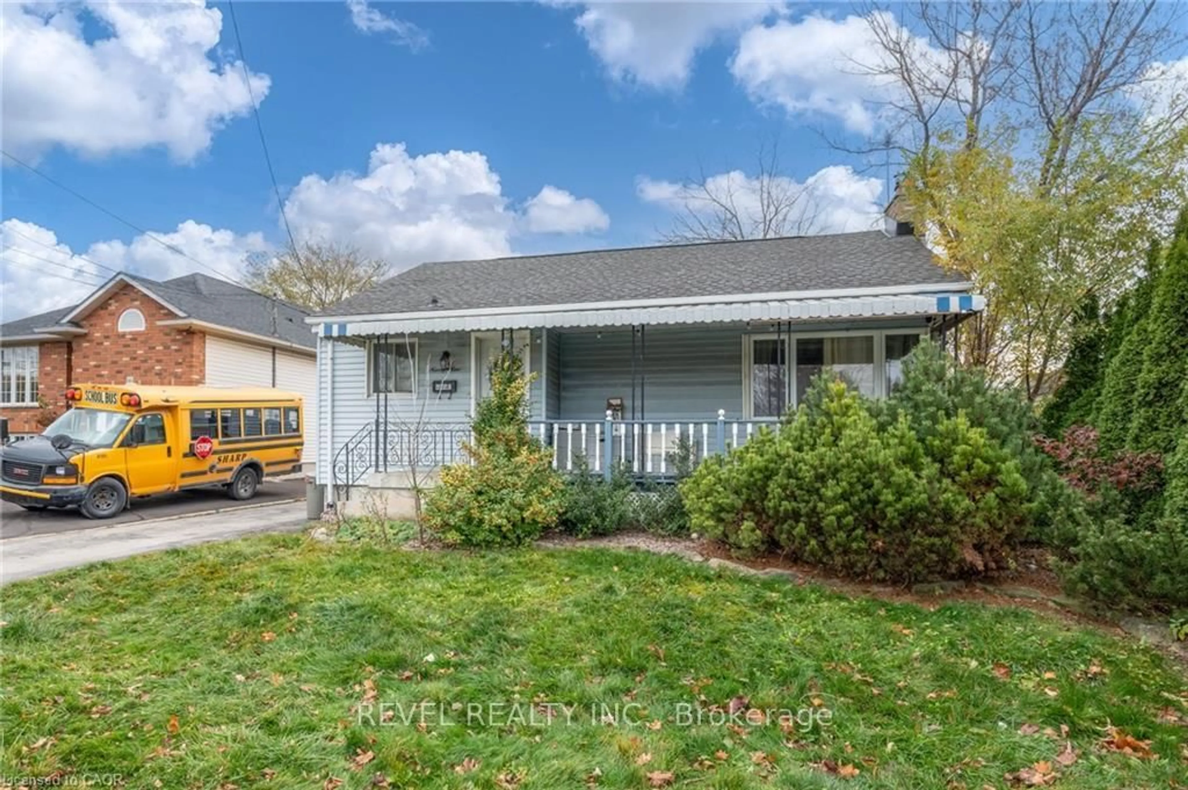 Home with vinyl exterior material, street for 99 East 36th St, Hamilton Ontario L8V 3Z2