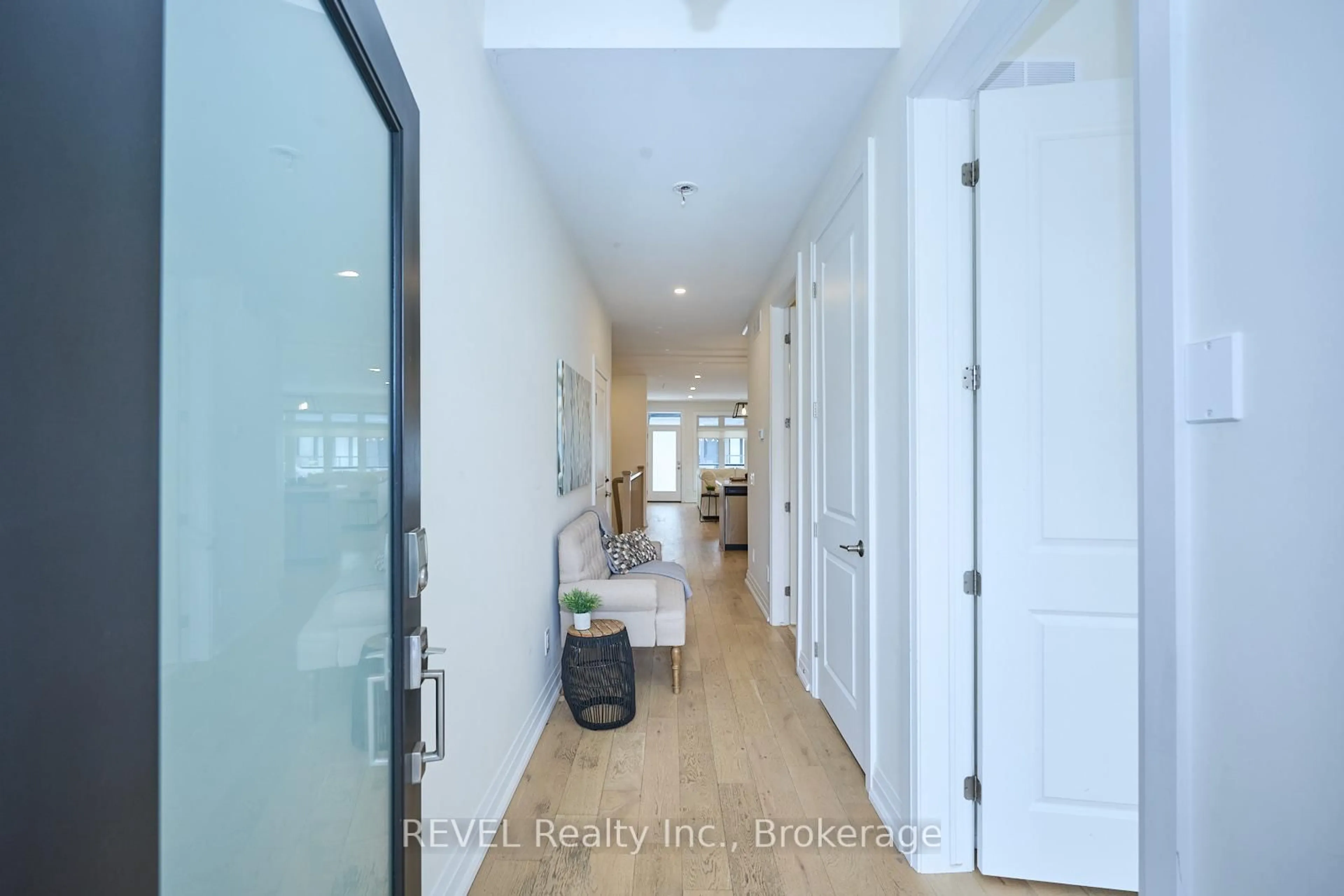 Indoor entryway for 8974 Willoughby Dr #20, Niagara Falls Ontario L2G 7Y4