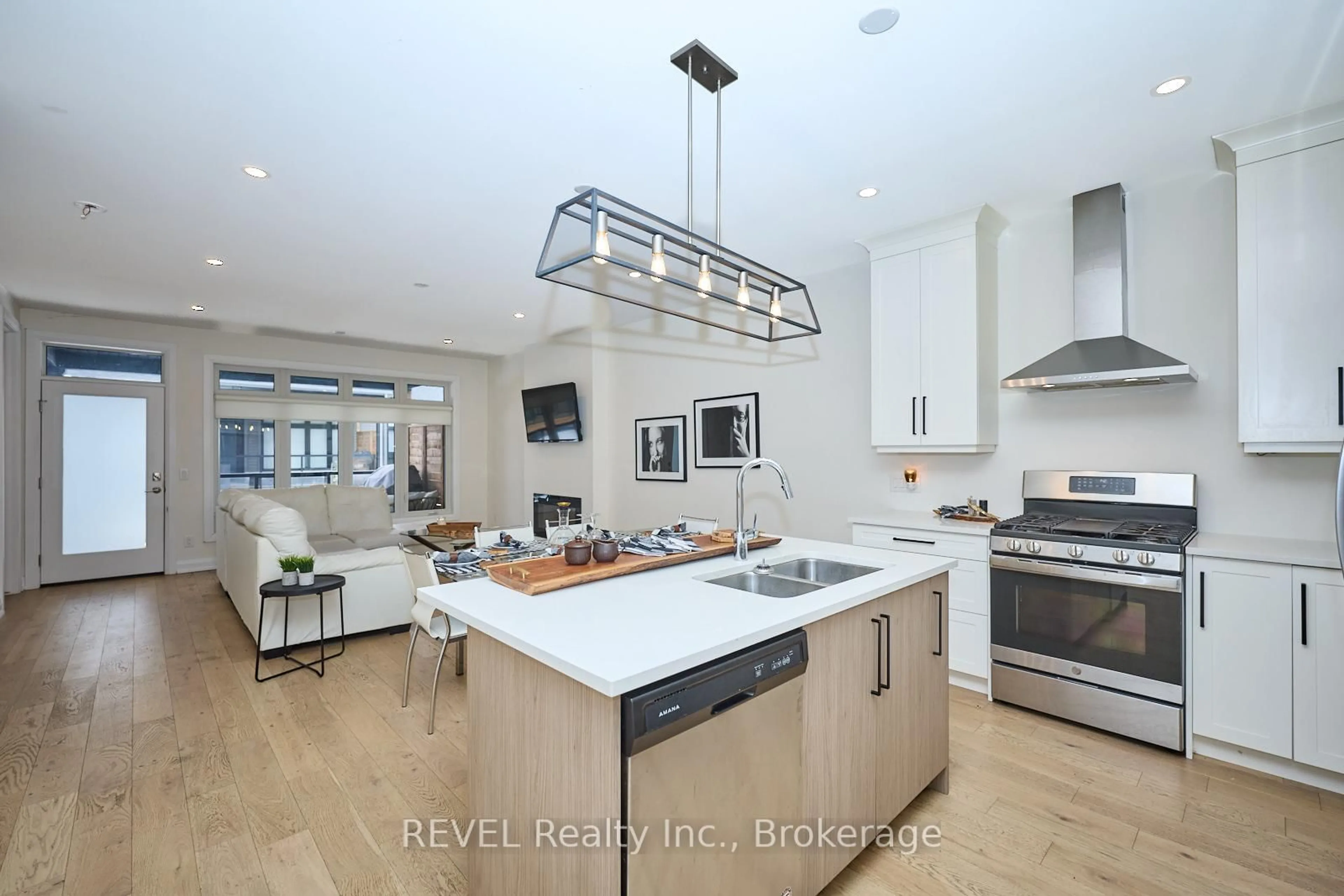 Open concept kitchen, ceramic/tile floor for 8974 Willoughby Dr #20, Niagara Falls Ontario L2G 7Y4