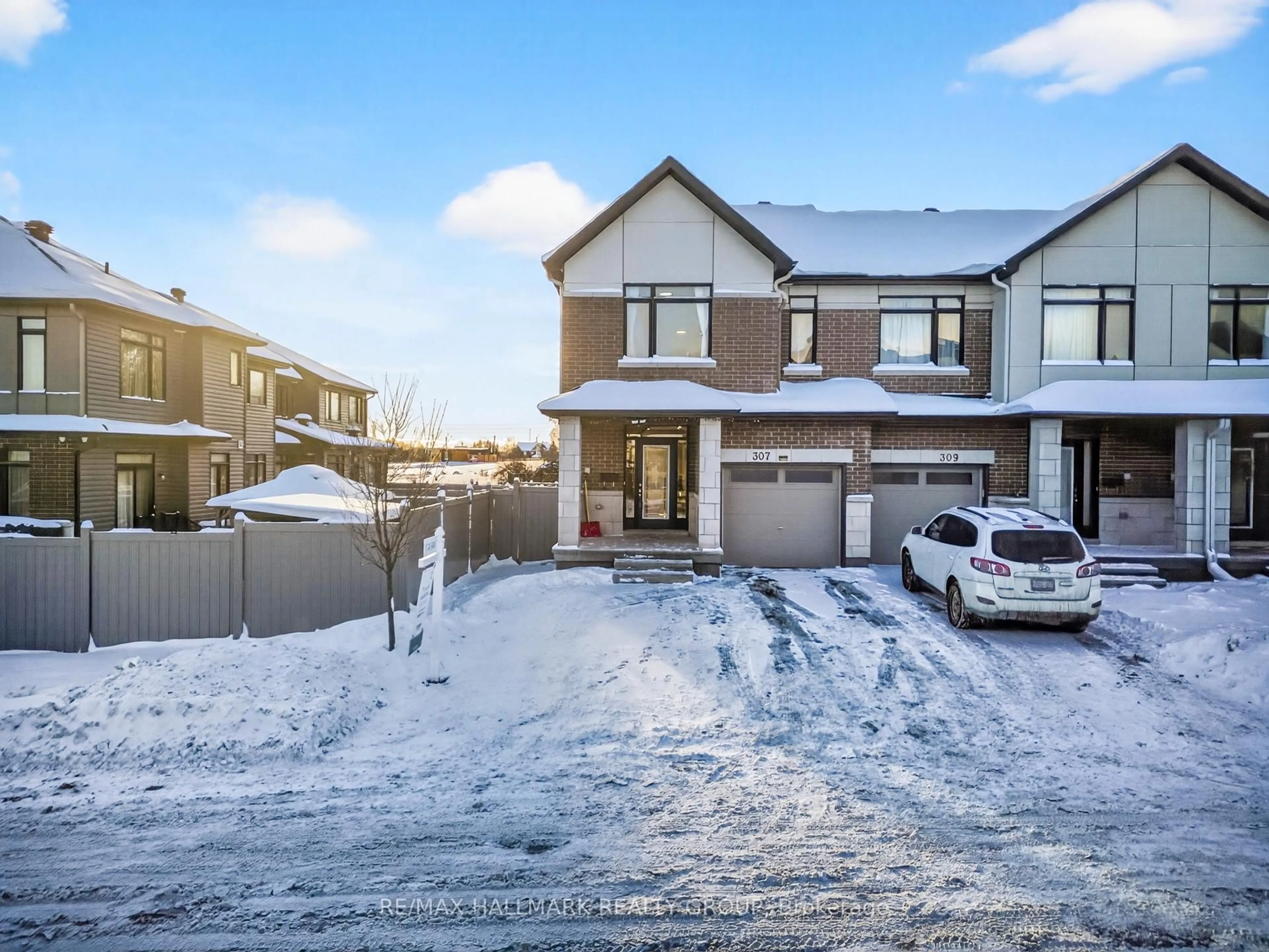 A pic from outside/outdoor area/front of a property/back of a property/a pic from drone, street for 307 Ibanez Walk, Ottawa Ontario K1T 0V8