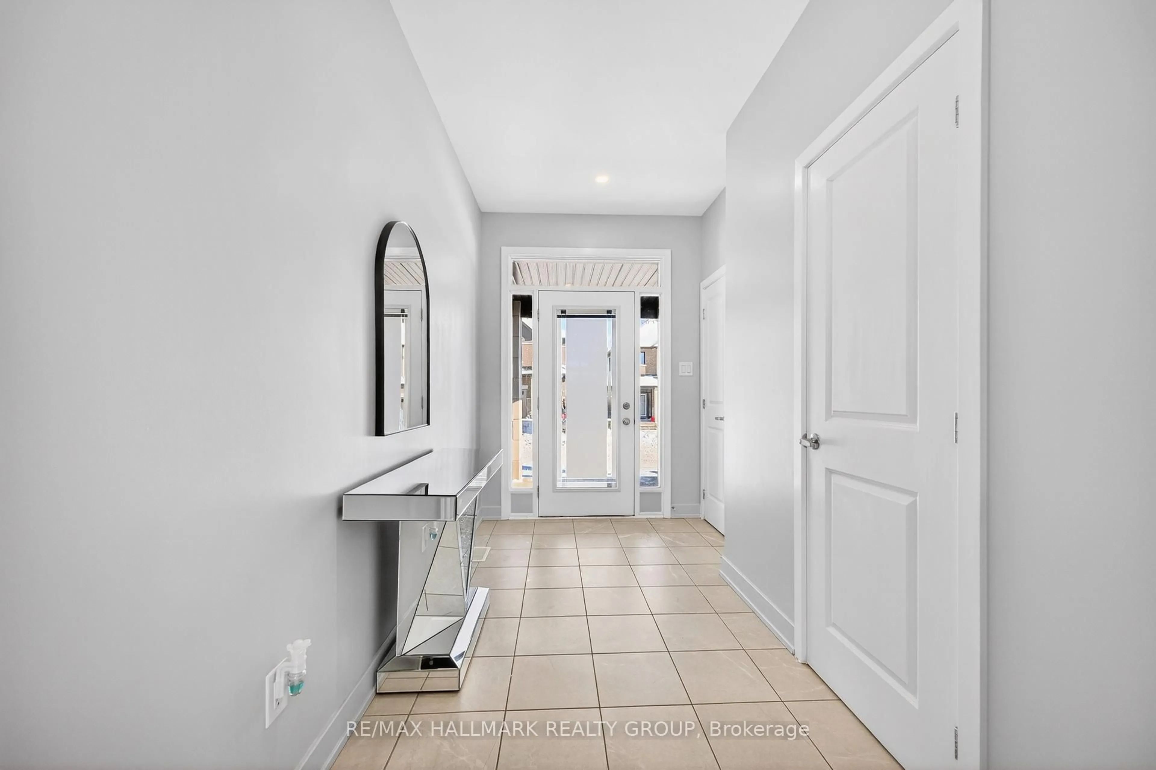 Indoor entryway for 307 Ibanez Walk, Ottawa Ontario K1T 0V8