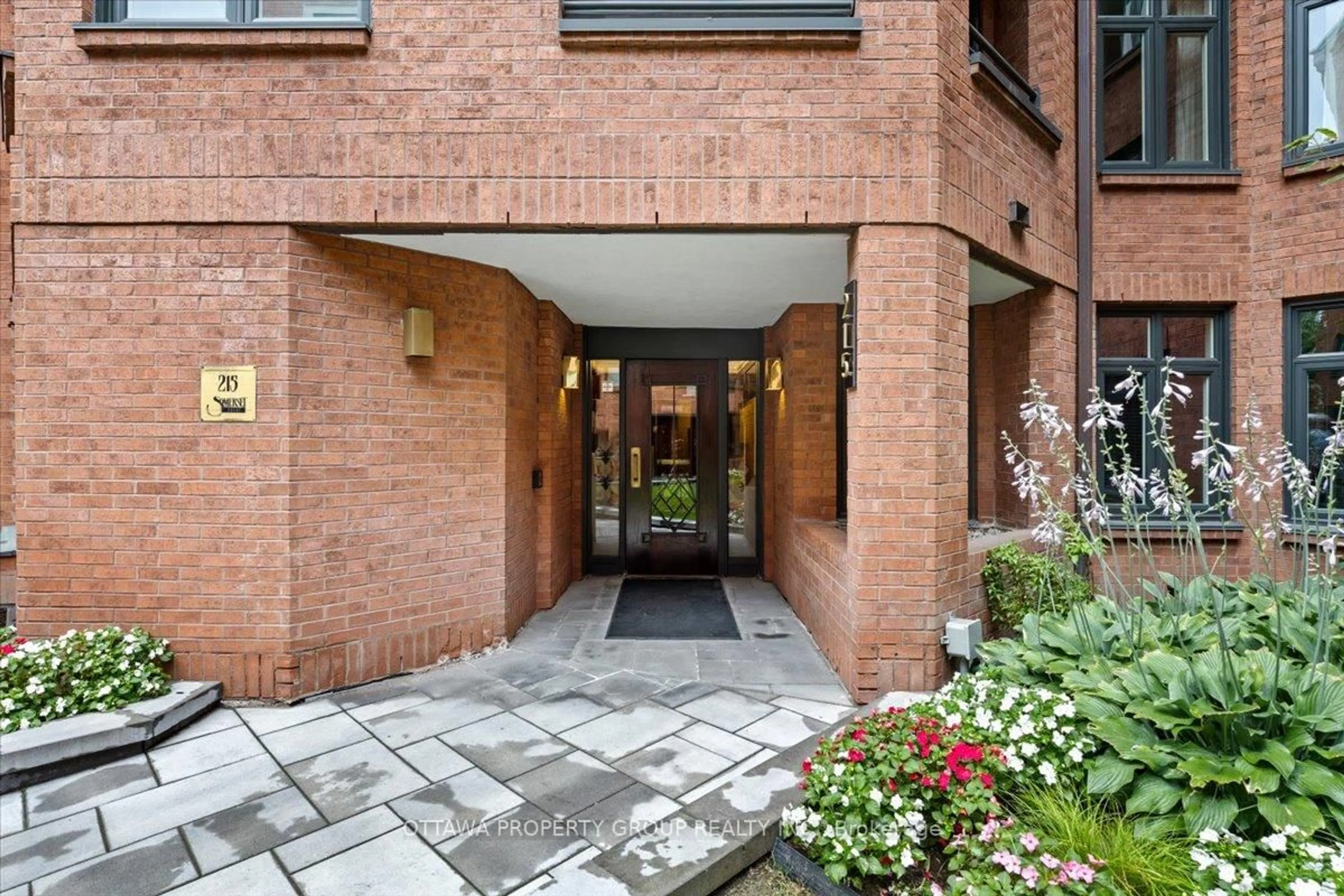 Indoor foyer for 215 Somerset St #402, Ottawa Ontario K2P 0J1