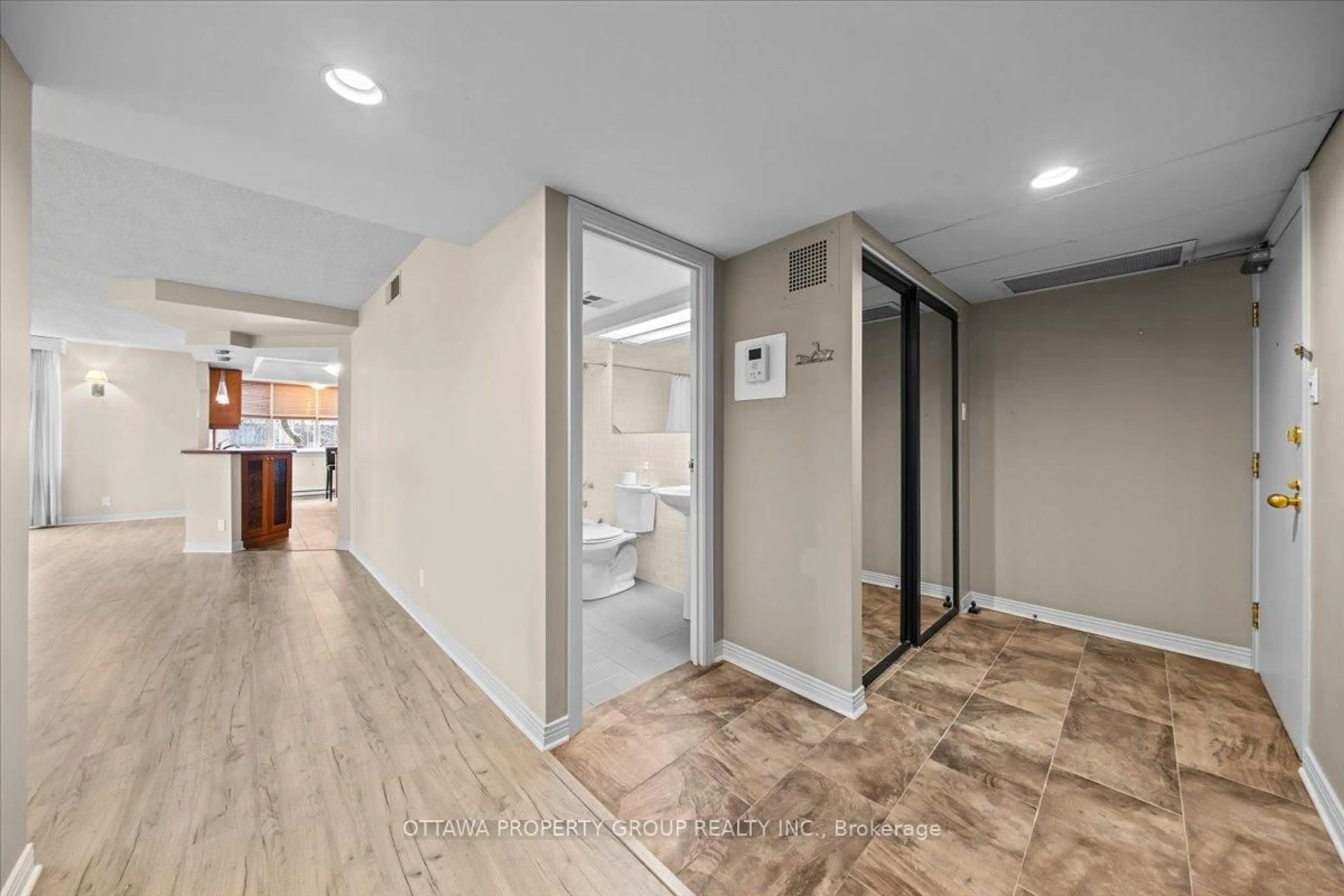 Unknown for 215 Somerset St #402, Ottawa Ontario K2P 0J1