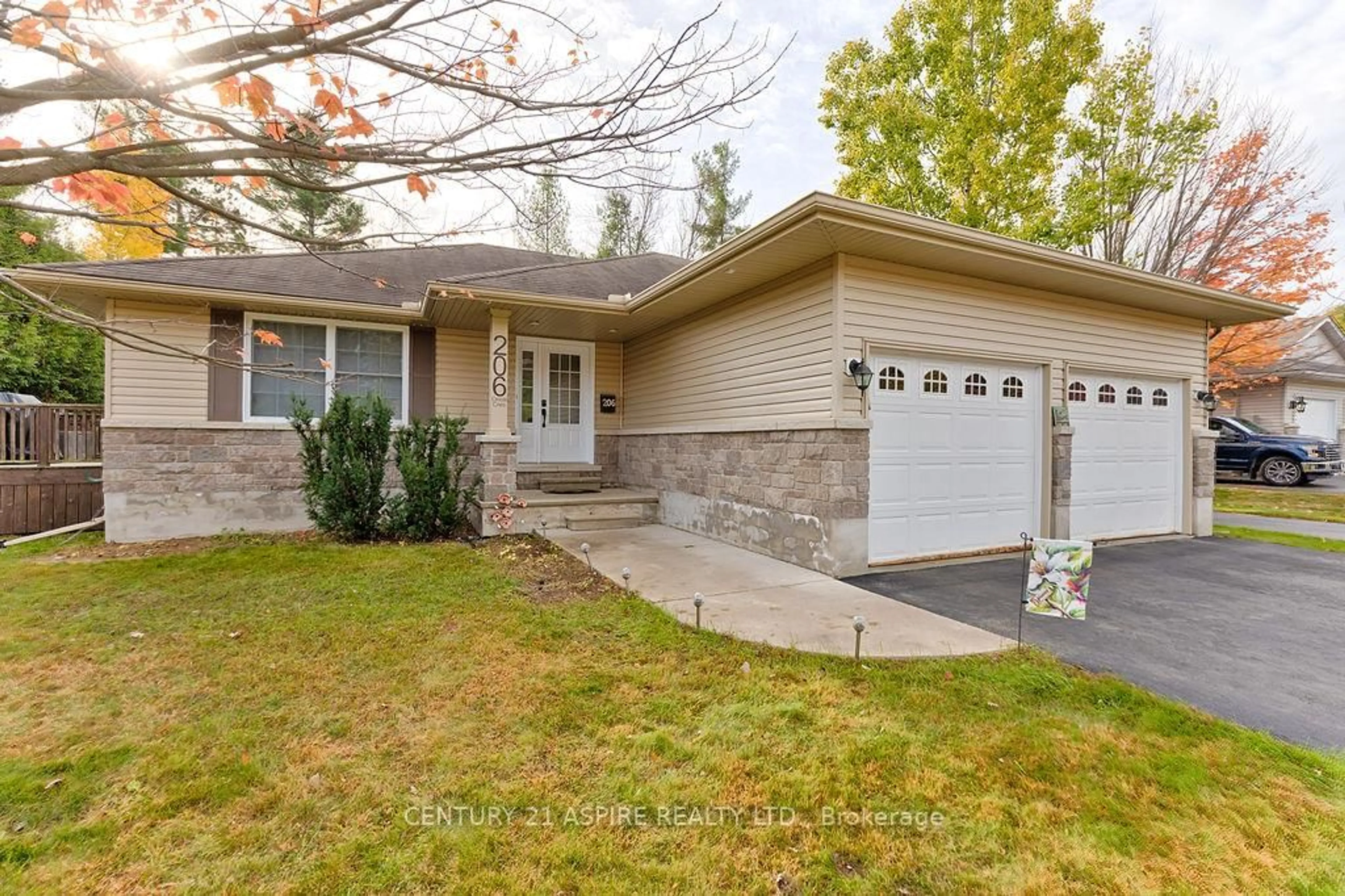 Home with vinyl exterior material, street for 206 Oriole Cres, Petawawa Ontario K8H 0A9