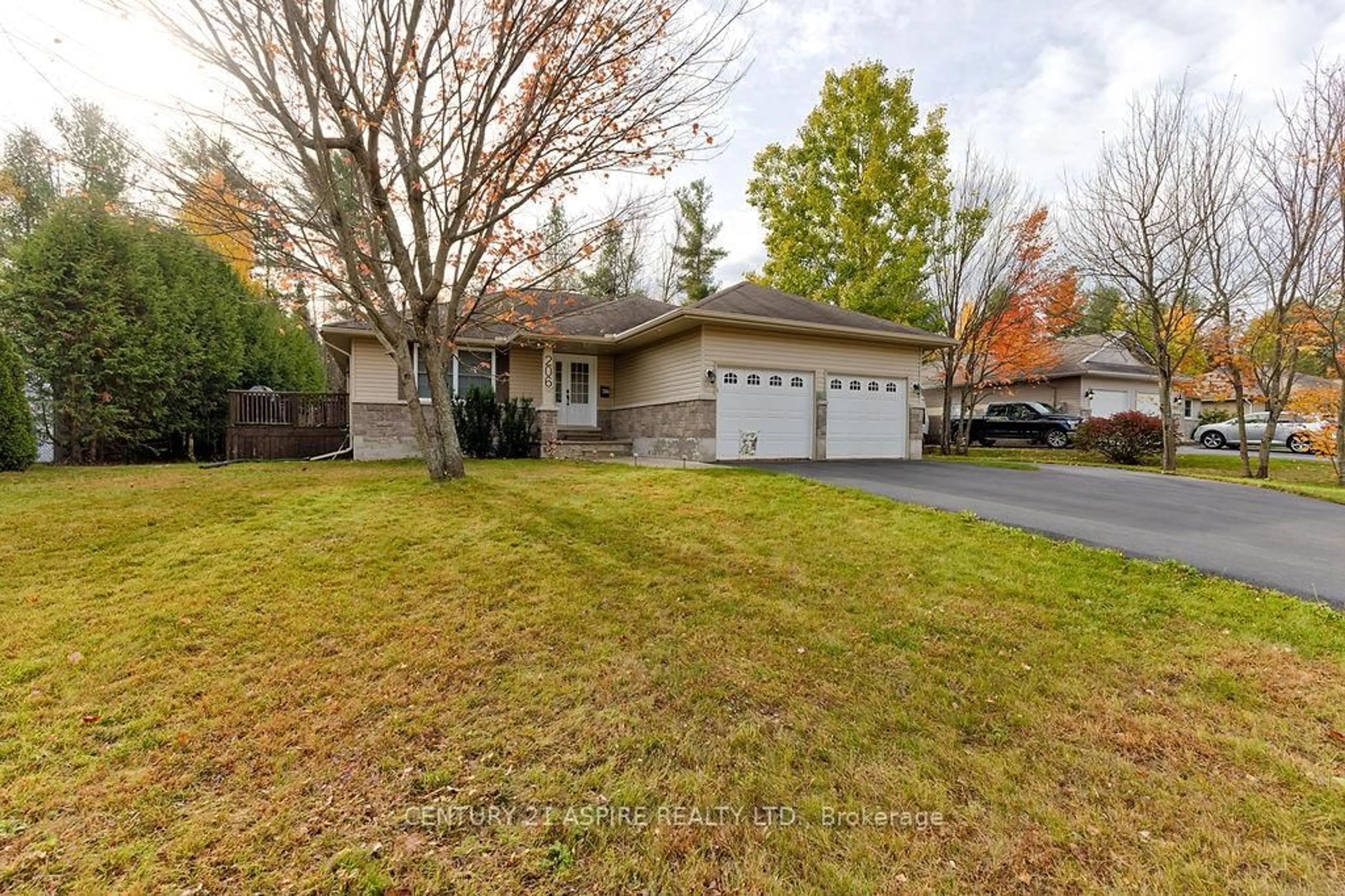 Home with vinyl exterior material, street for 206 Oriole Cres, Petawawa Ontario K8H 0A9